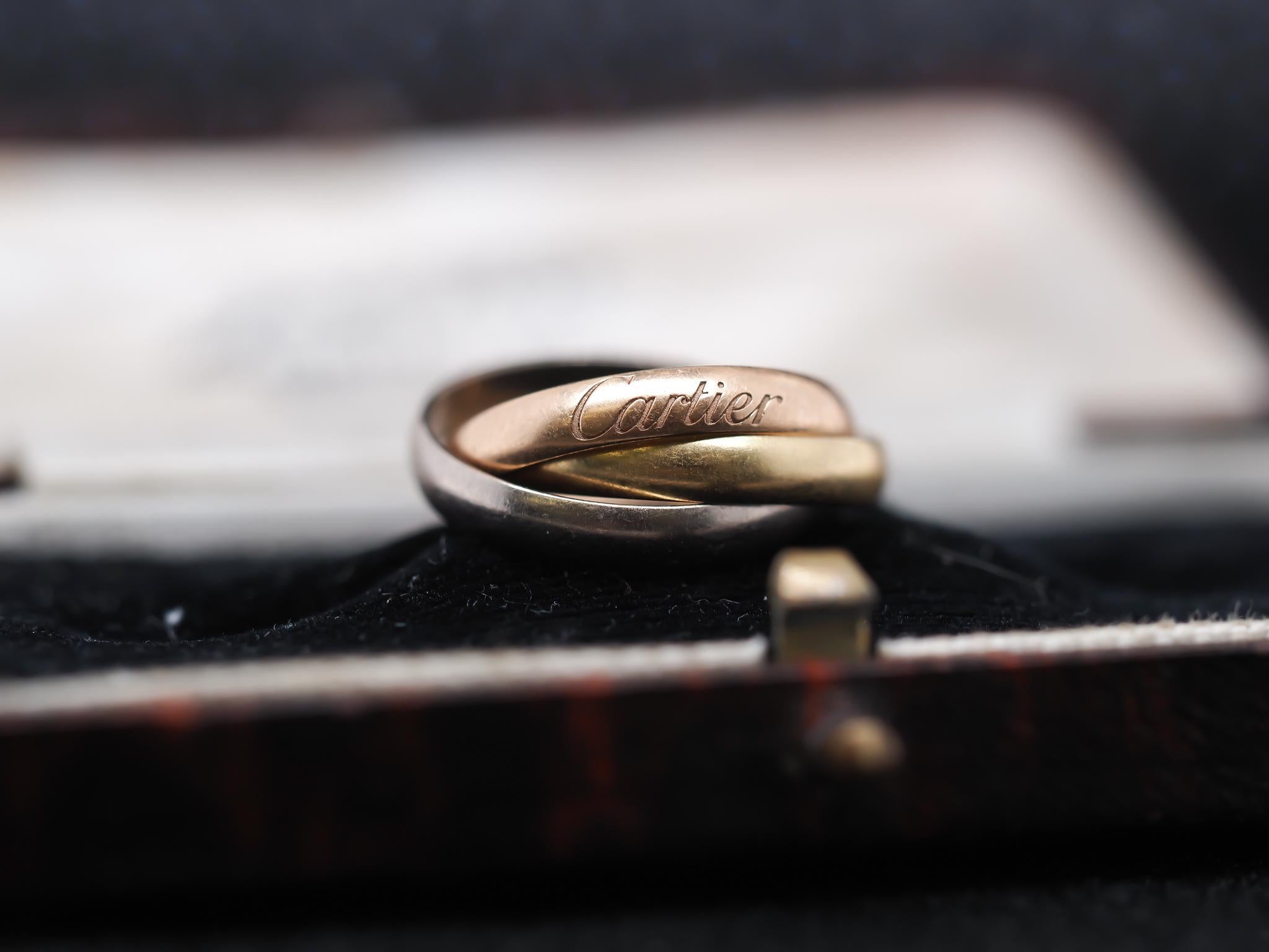 Jahr: 1980S
Artikel-Details:
Schöpfer: Cartier
Ringgröße: 3.5
Metall Typ: 18K Gelbgold [Punziert und geprüft]
Gewicht: Gramm
Breite des Bandes: Jedes Band ist 2,7 mm breit.
Zustand: Ausgezeichnet