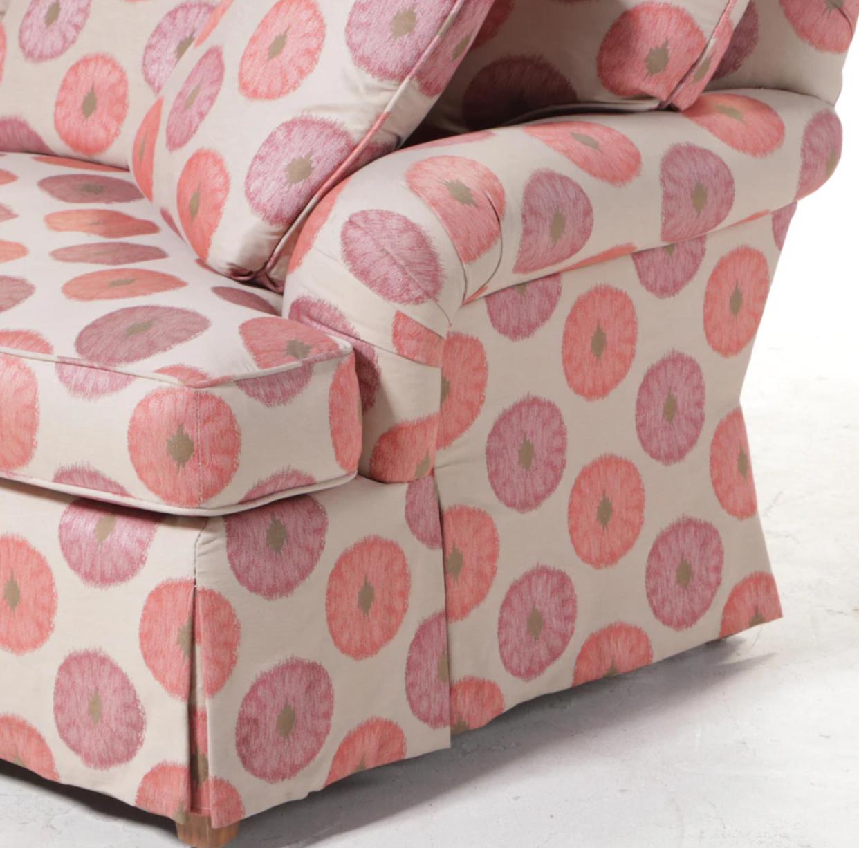 Buntes, individuell gepolstertes Dreisitzer-Sofa im Stil von Donghia. Die neue Polsterung wurde nach Maß bestellt und die Arbeit von Orange Chair Company LLC ausgeführt. Orange Chair bietet die besten maßgeschneiderten kommerziellen Sitzmöbel der