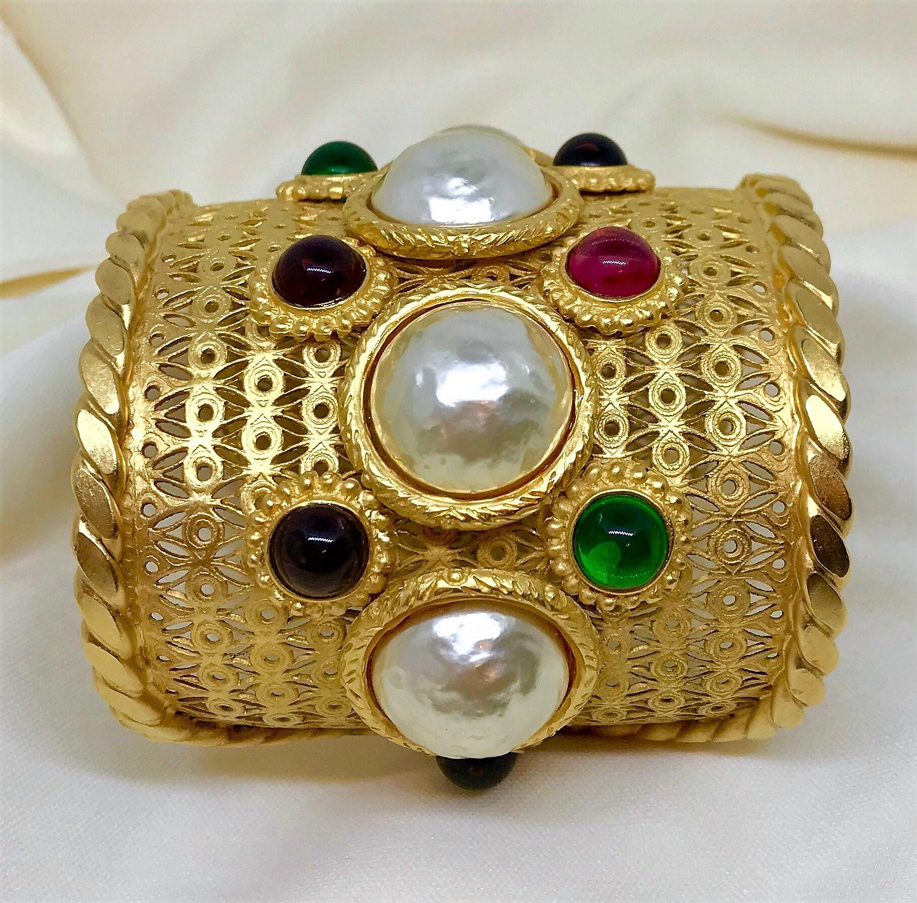 Circa 1980s Deanna Hamro Gold-Plated Faux-Pearl and  Cabochon Jeweled Cuff  im Zustand „Gut“ in Long Beach, CA