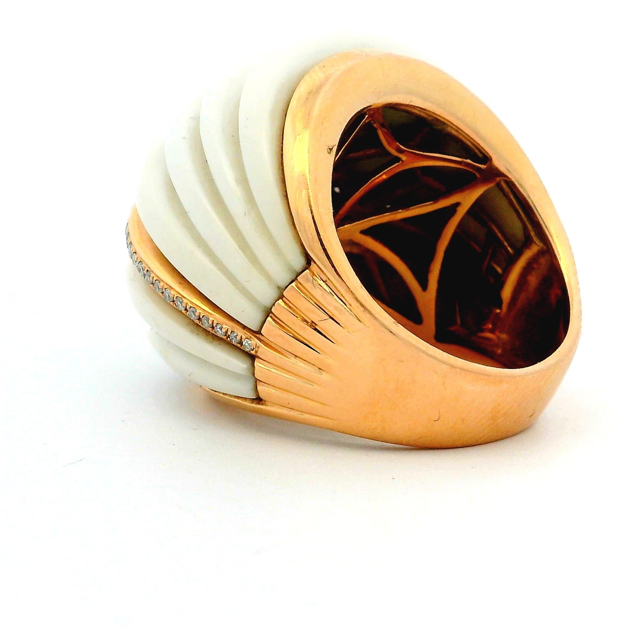 Zeitgenössischer 18K Rose Gold geriffelter weißer Korallen-Kuppelring mit Diamantband im Angebot 4