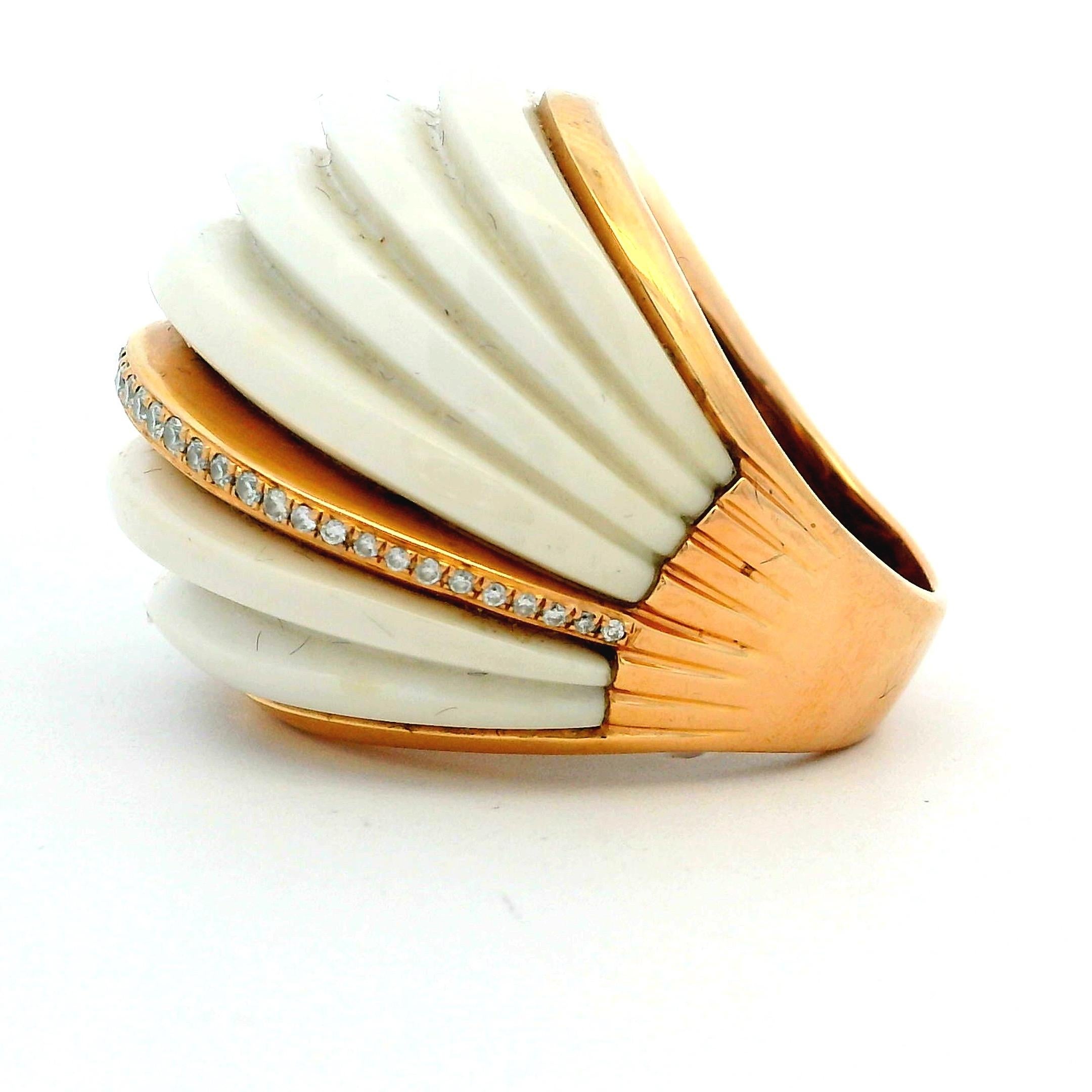 Zeitgenössischer 18K Rose Gold geriffelter weißer Korallen-Kuppelring mit Diamantband im Angebot 5