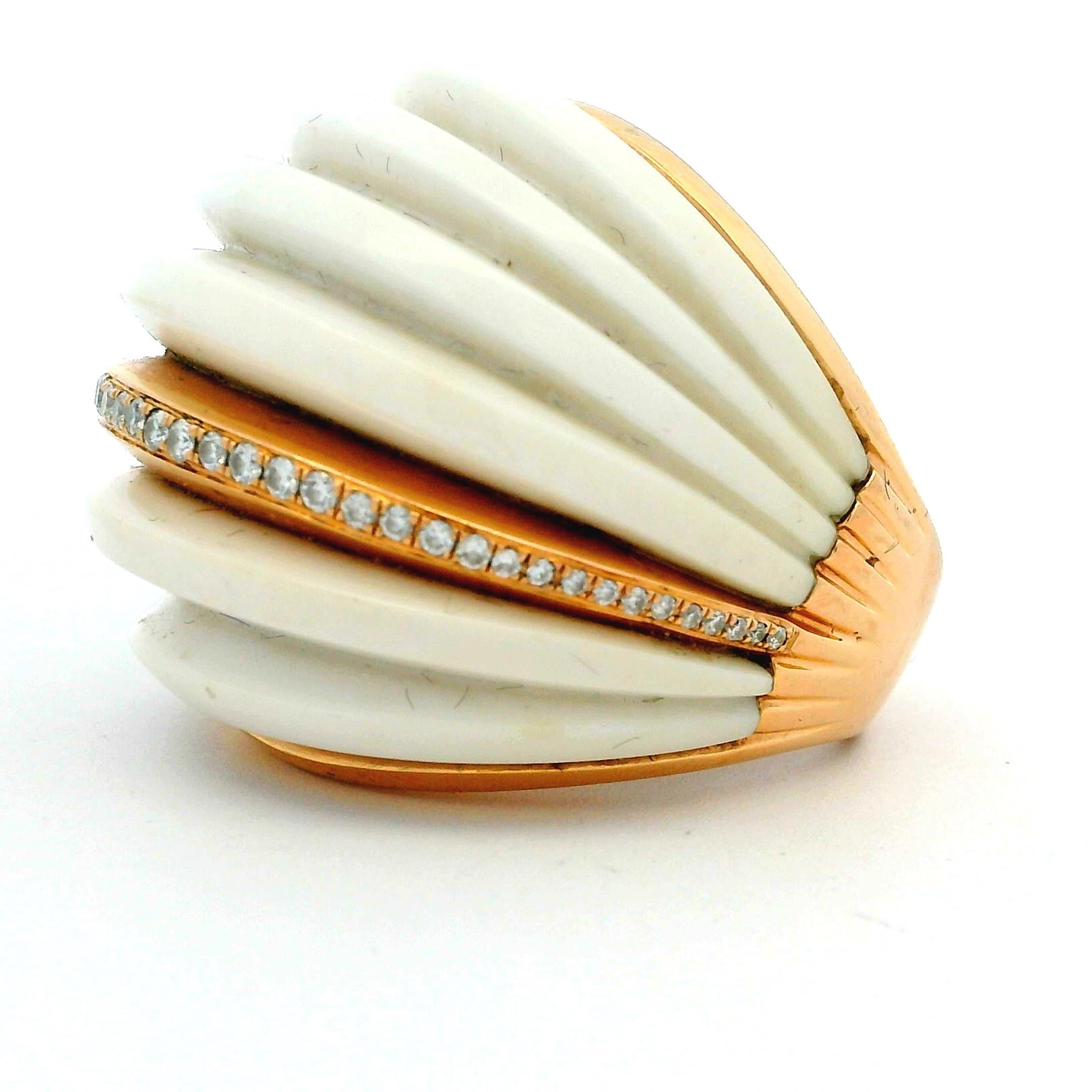 Zeitgenössischer 18K Rose Gold geriffelter weißer Korallen-Kuppelring mit Diamantband im Angebot 6