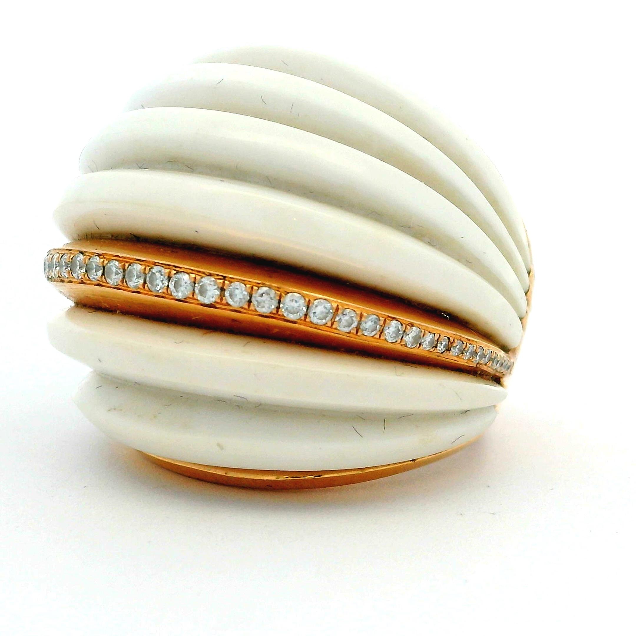 Zeitgenössischer 18K Rose Gold geriffelter weißer Korallen-Kuppelring mit Diamantband im Angebot 7