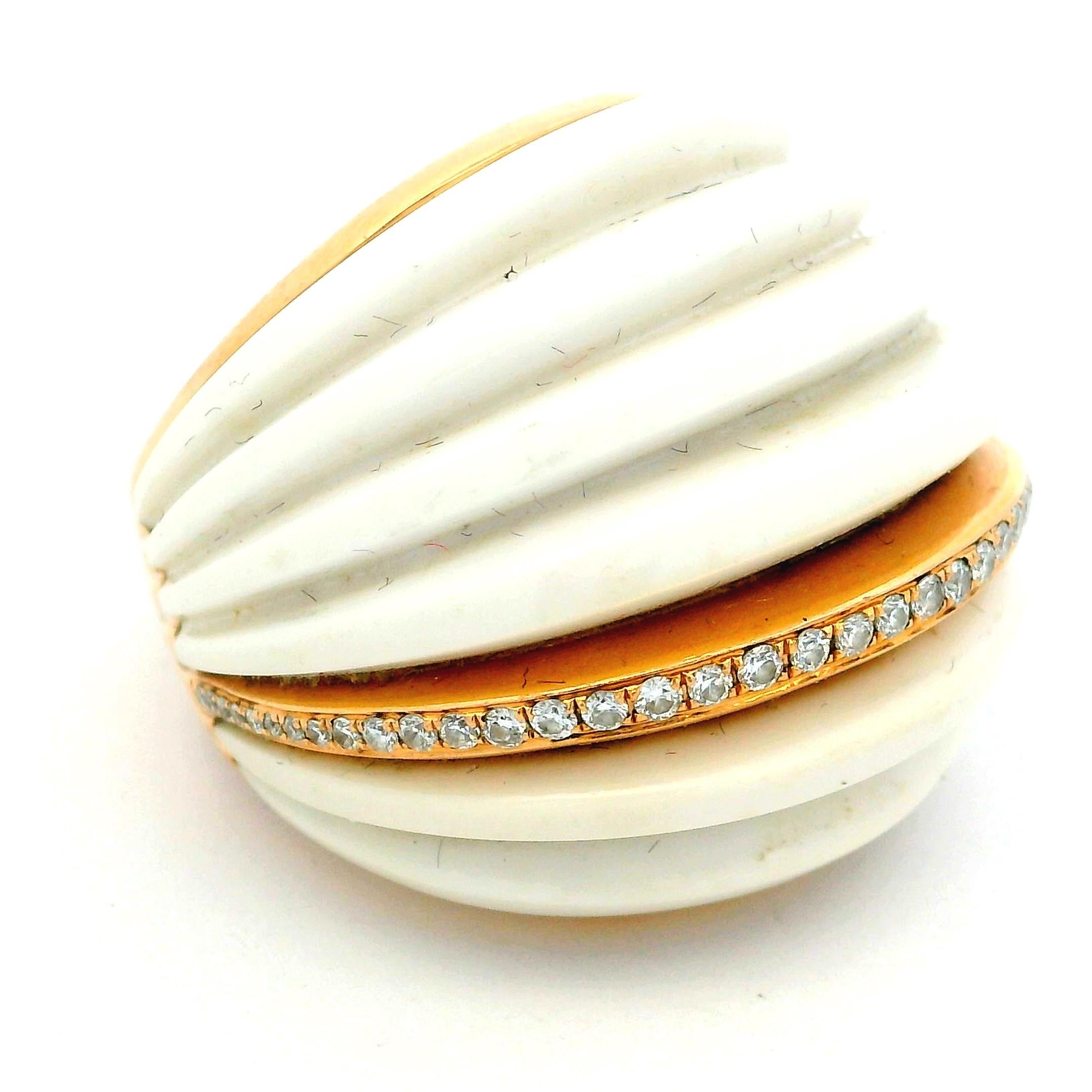 Zeitgenössischer 18K Rose Gold geriffelter weißer Korallen-Kuppelring mit Diamantband im Angebot 10