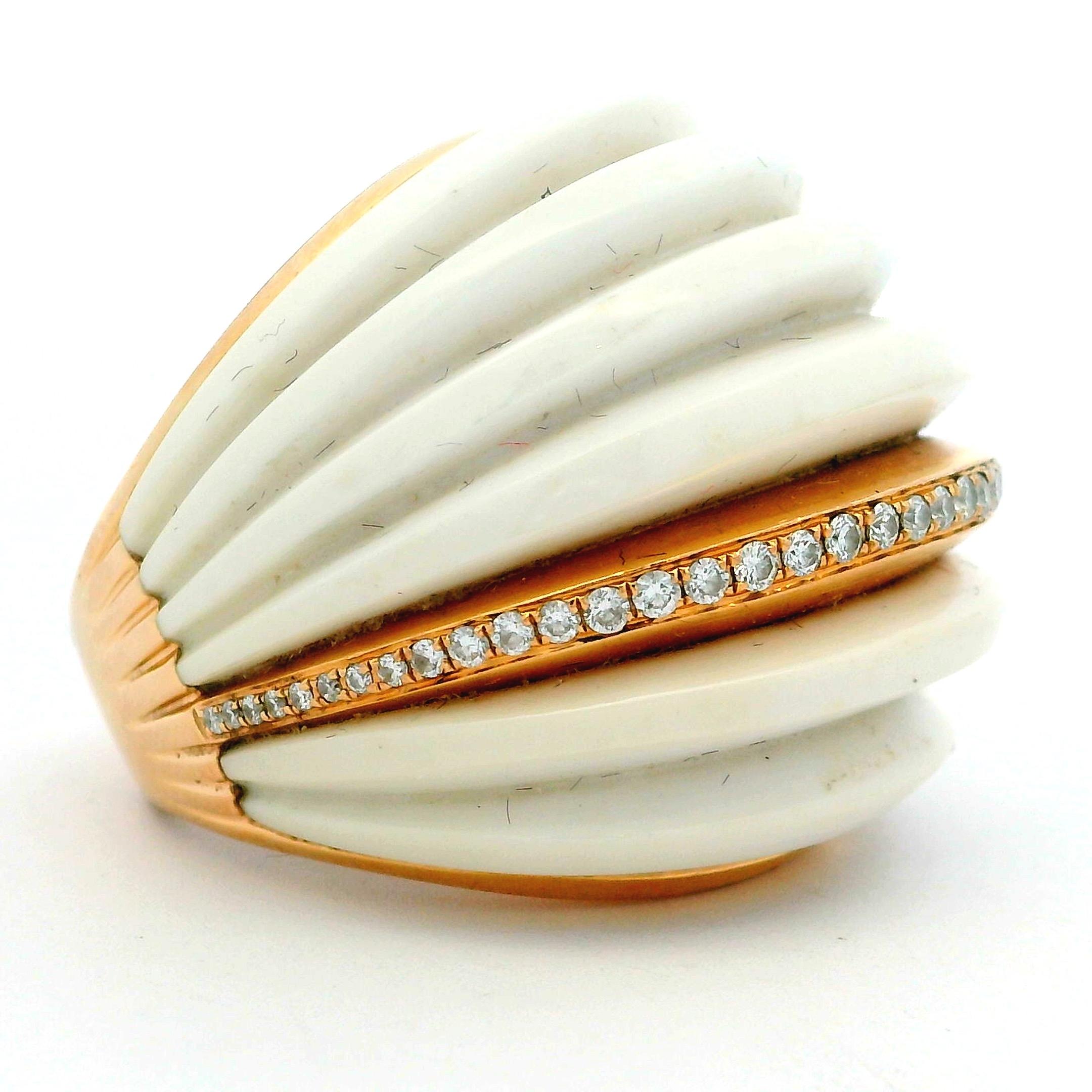 Zeitgenössischer 18K Rose Gold geriffelter weißer Korallen-Kuppelring mit Diamantband für Damen oder Herren im Angebot