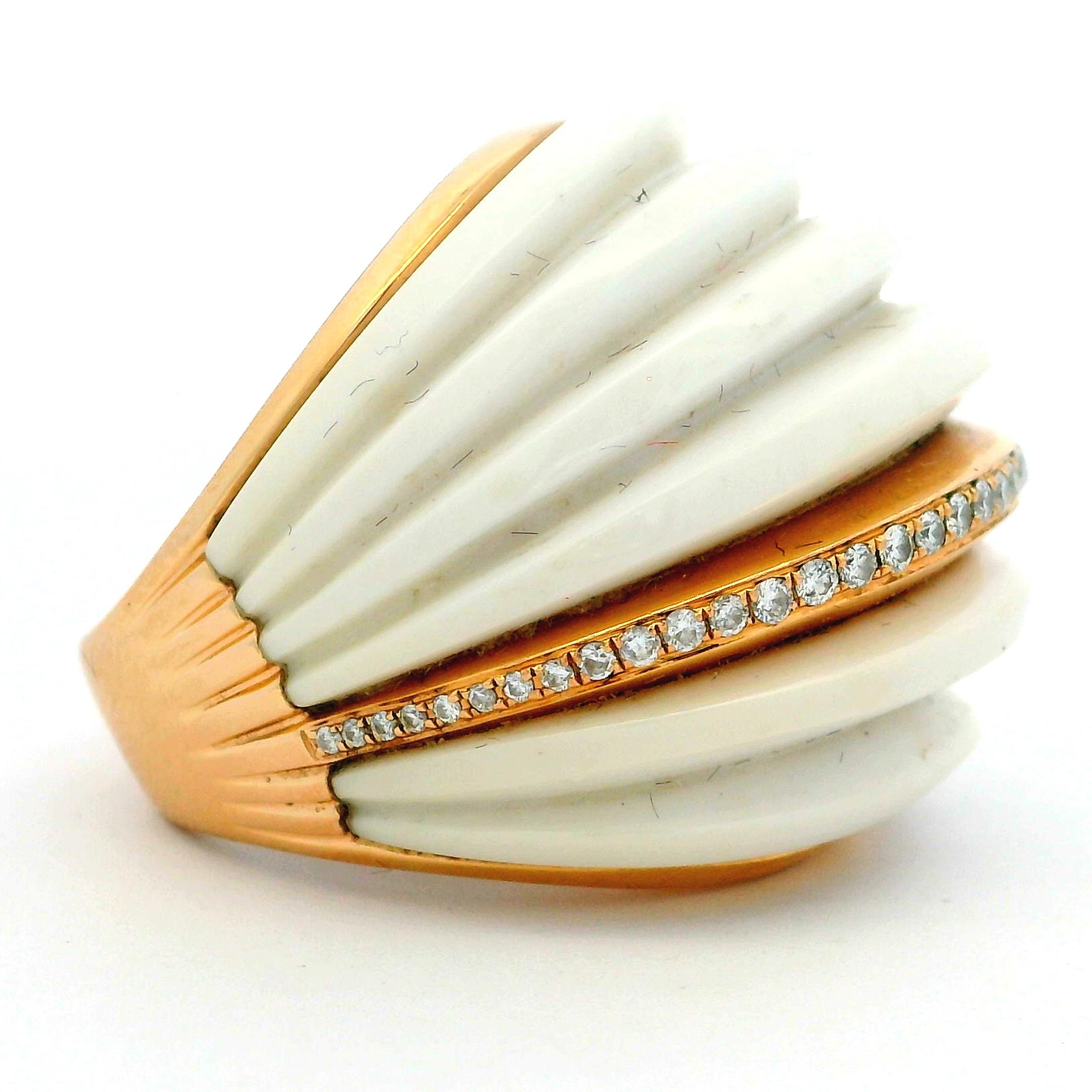 Zeitgenössischer 18K Rose Gold geriffelter weißer Korallen-Kuppelring mit Diamantband im Angebot 1