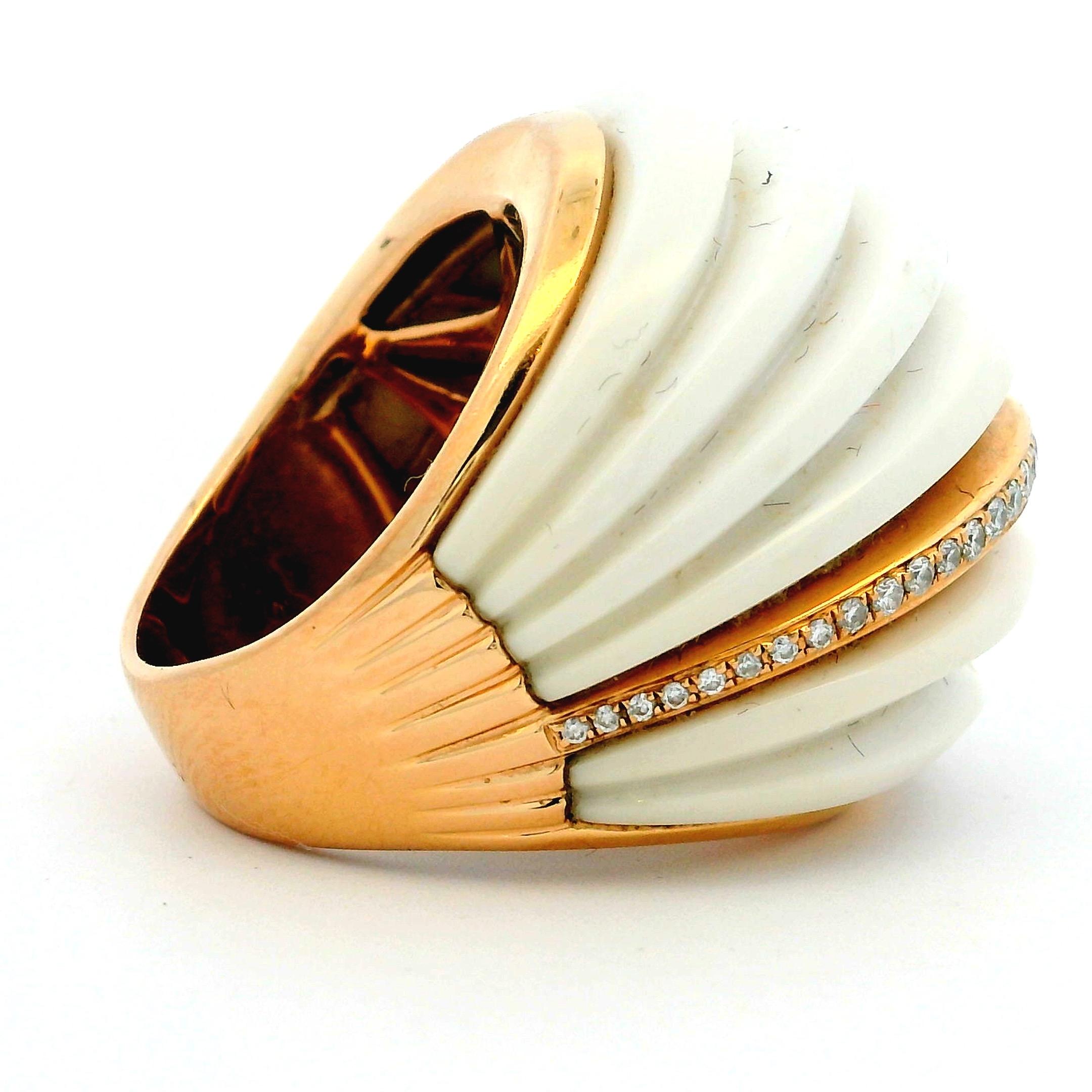 Zeitgenössischer 18K Rose Gold geriffelter weißer Korallen-Kuppelring mit Diamantband im Angebot 2