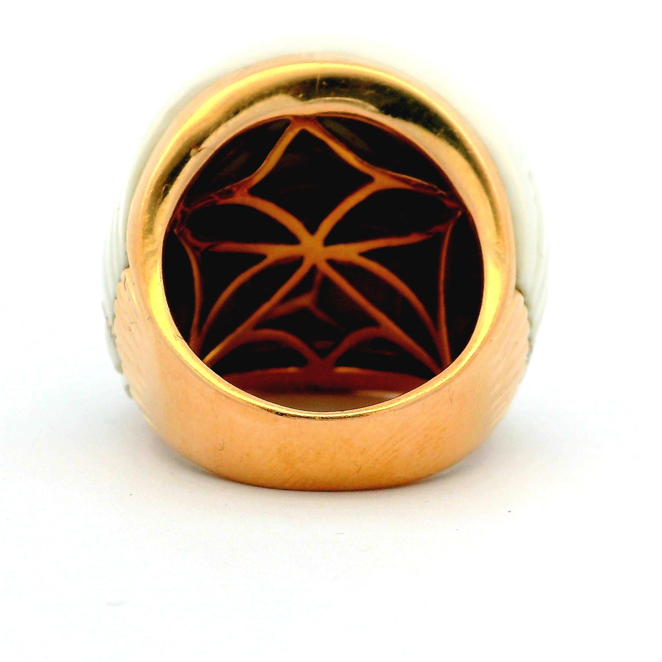 Zeitgenössischer 18K Rose Gold geriffelter weißer Korallen-Kuppelring mit Diamantband im Angebot 3