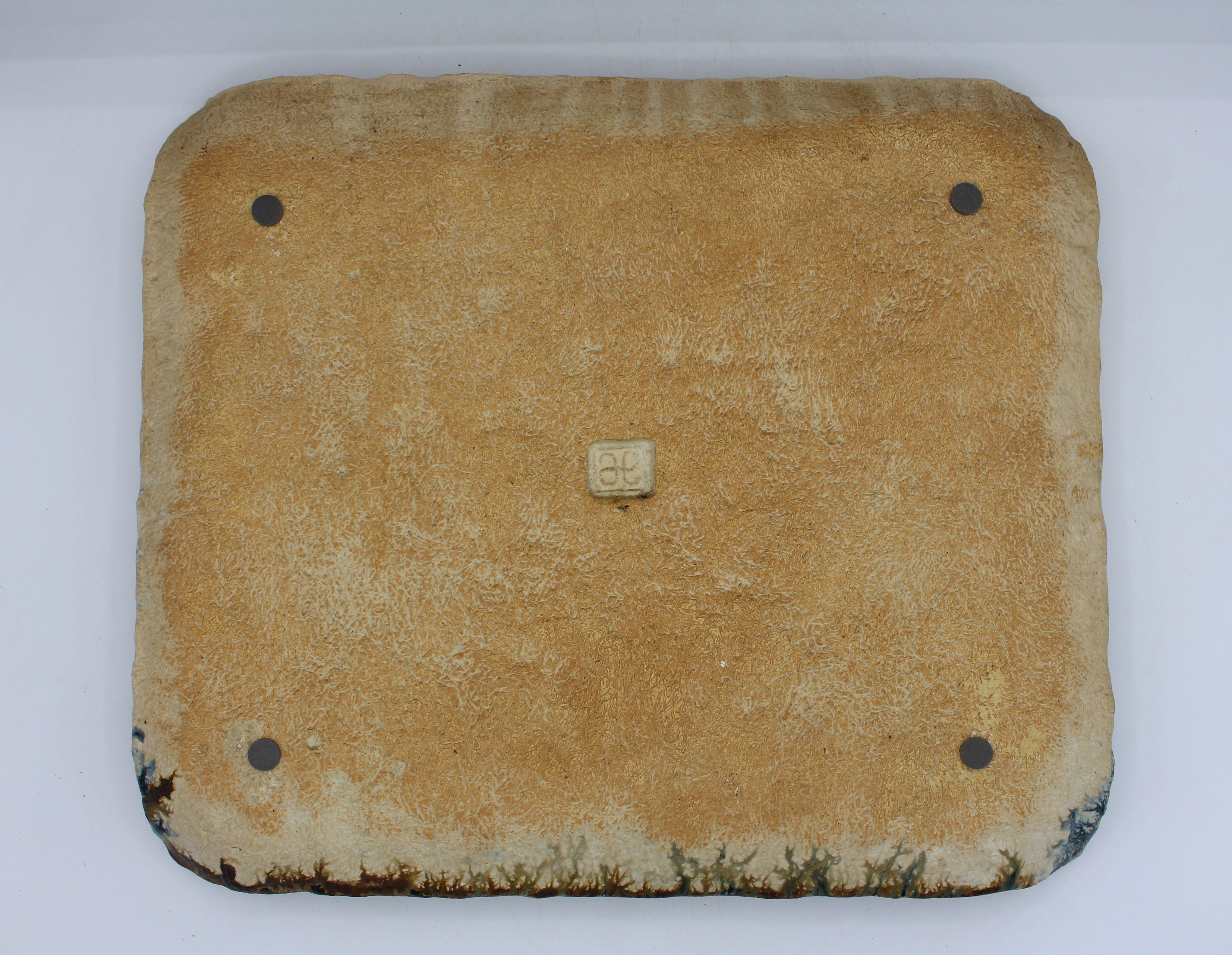 Piatto in ceramica di Terada Minoru, Giappone, anni '80 circa. Un pezzo intrigante che presenta un paesaggio con il monte Fuji come sfondo dominante. Fronte scolpito, dipinto e smaltato. Firmato. Minoru fa parte del movimento della ceramica del