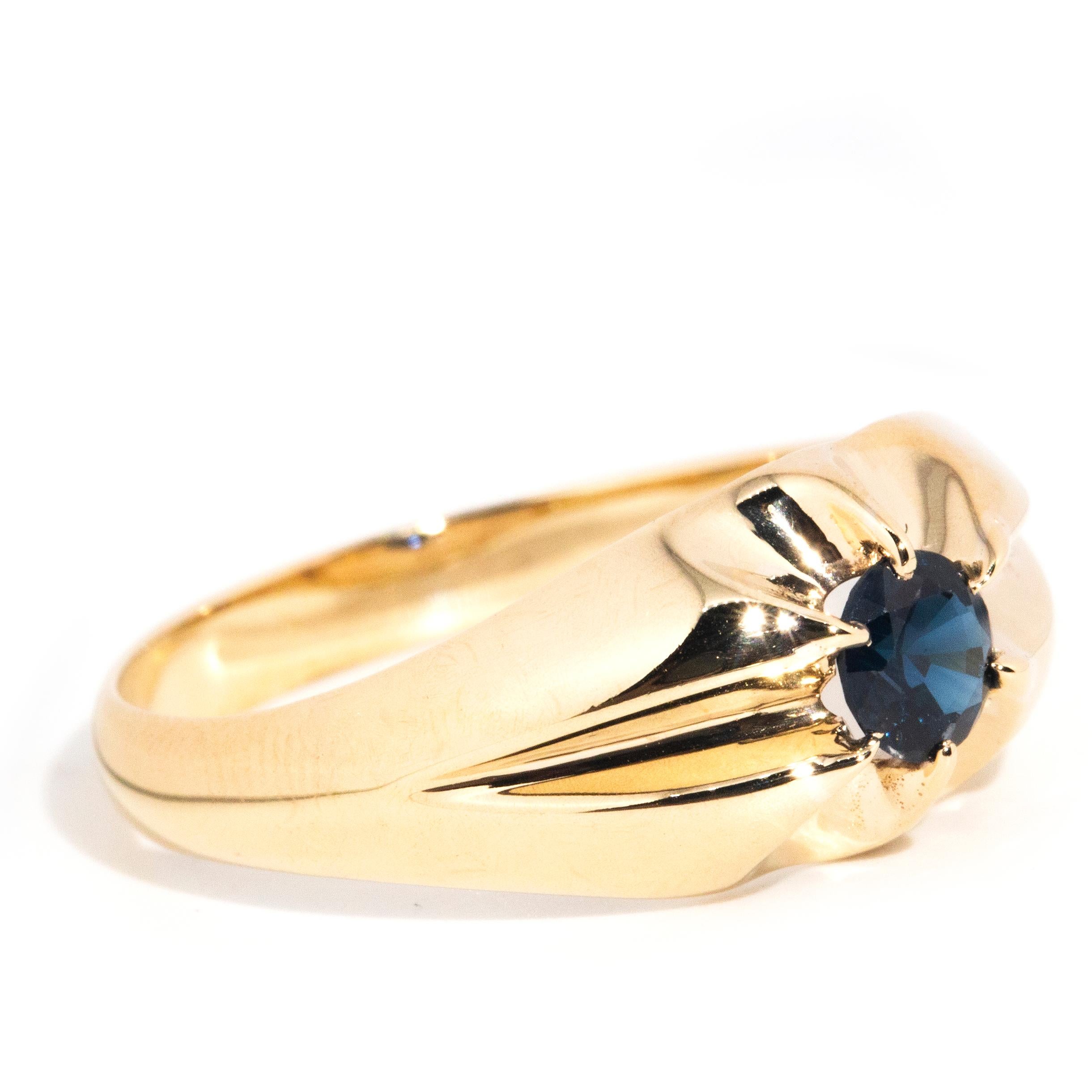 Vintage 9 Karat Gelbgold gewölbter Zigeunerring, Solitär Blauer Saphir, ca. 1980er Jahre (Moderne)