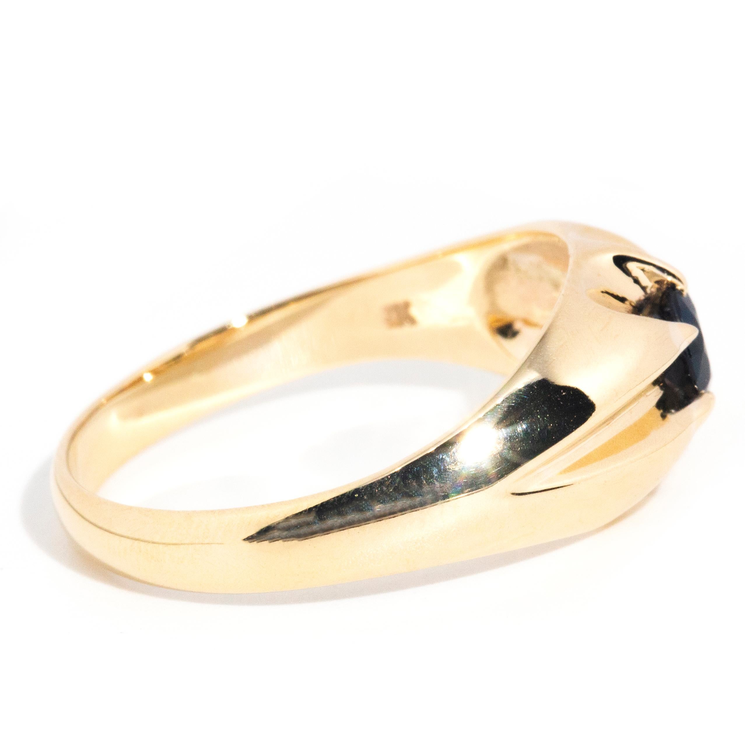 Vintage 9 Karat Gelbgold gewölbter Zigeunerring, Solitär Blauer Saphir, ca. 1980er Jahre (Rundschliff)