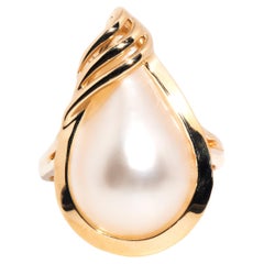 Circa 1980s Teardrop Shape Mabe Pearl Vintage 14 Carat Yellow Gold Dress Ring