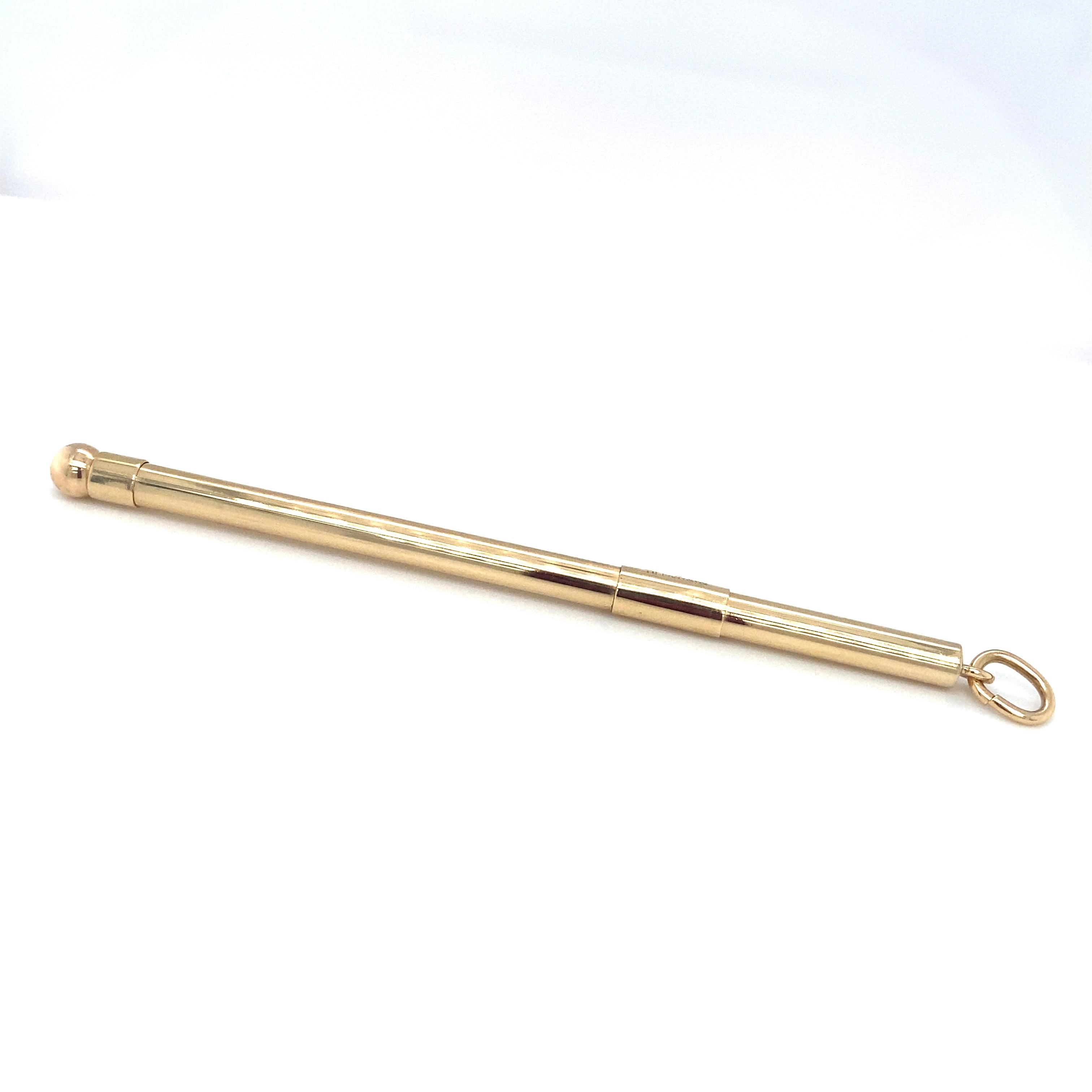 Artikel-Details: Dieser Swizzle Stick von TIFFANY & CO. kann auch als Anhänger getragen werden!

Circa: 1980er Jahre
Metall Typ: 14k Gold
Gewicht: 6,3 g
Größe: 3,5 Zoll, erweiterbar auf 5 Zoll