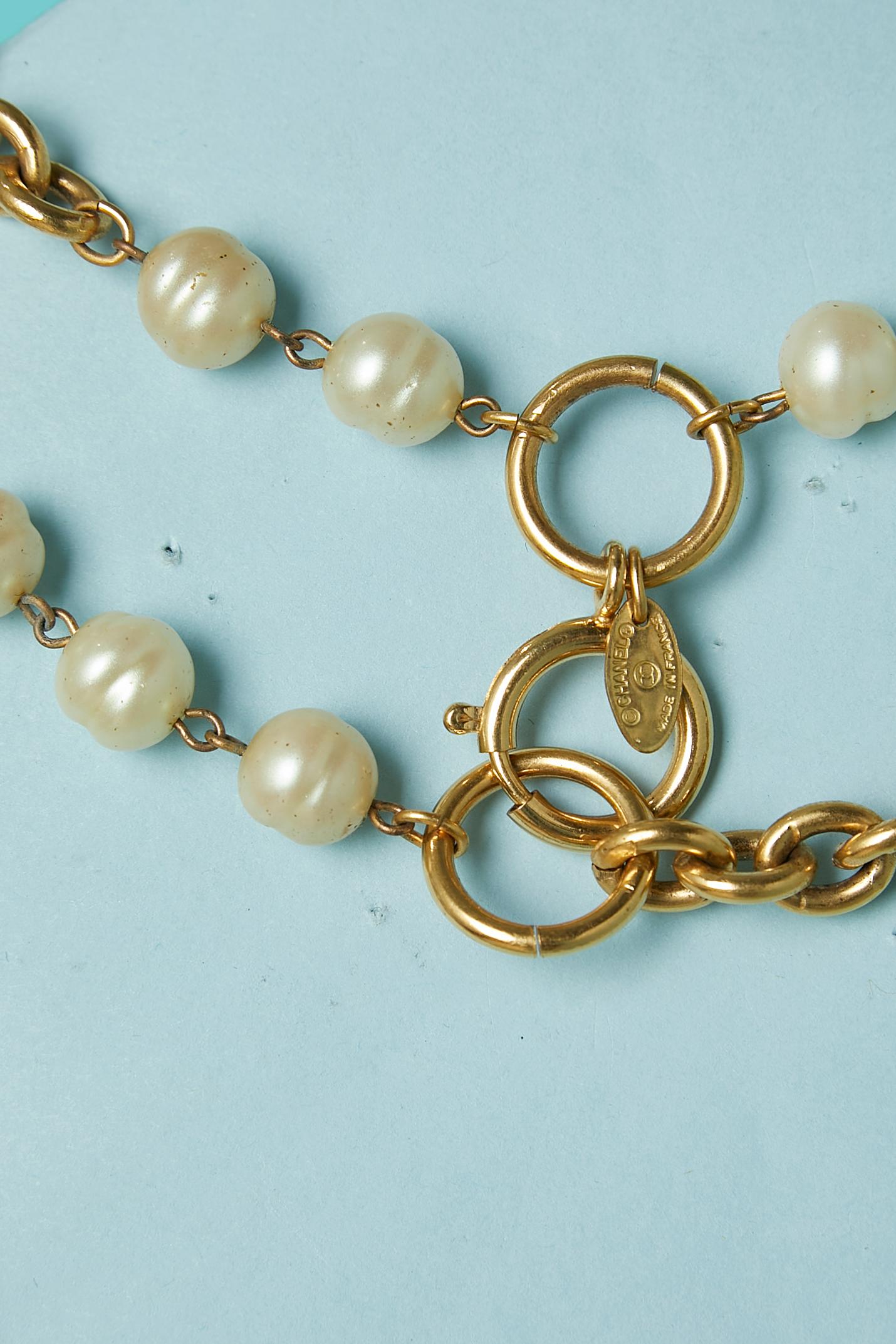Circa 1980's Deux rangs de perles (synthétiques).  ) et collier en chaîne. 
Longueur= 95 cm 
Fermeture crochet et œil 
Peut également être porté comme ceinture.