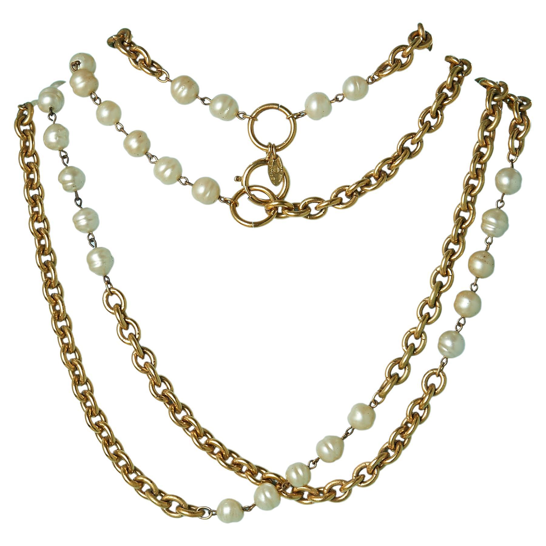Circa 1980's Collier de deux rangs de perles et chaîne Chanel  en vente