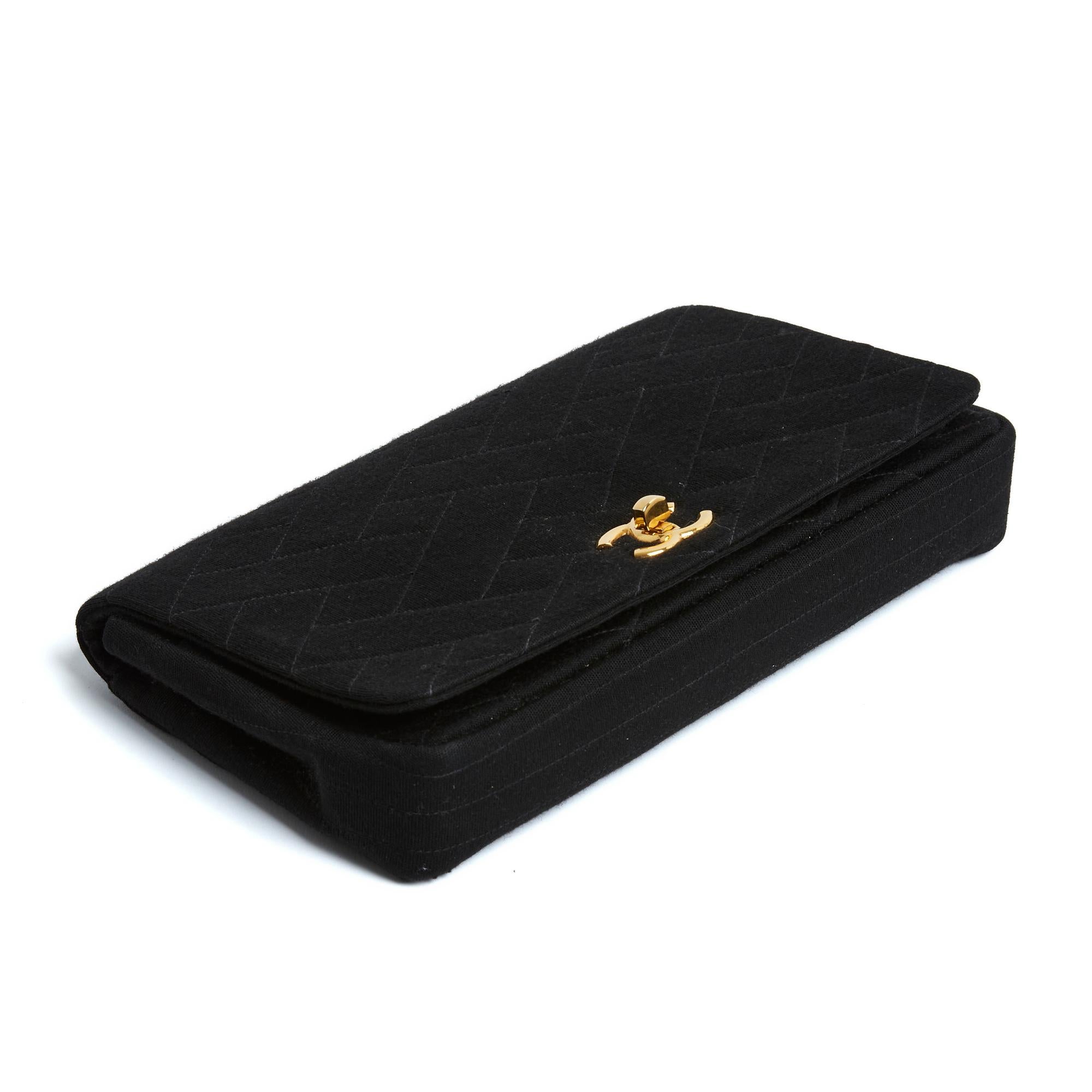 Circa 1983 Classique CC Turnlock black quilted jersey clutch  In Good Condition For Sale In PARIS, FR