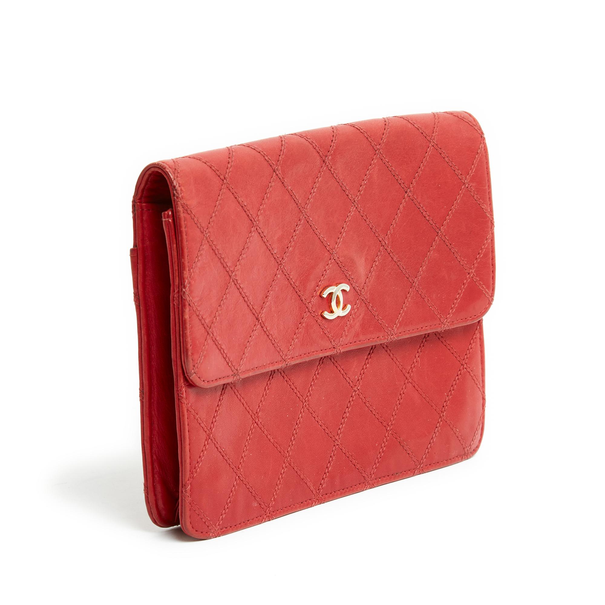 Chanel Timeless or Classic series clutch in red quilted leather, front flap with snap clasp decorated with a CC in gold metal, interior in burgundy red leather and canvas with 1 zipped pocket, large patch pocket on the back. Width 17 cm x height 14