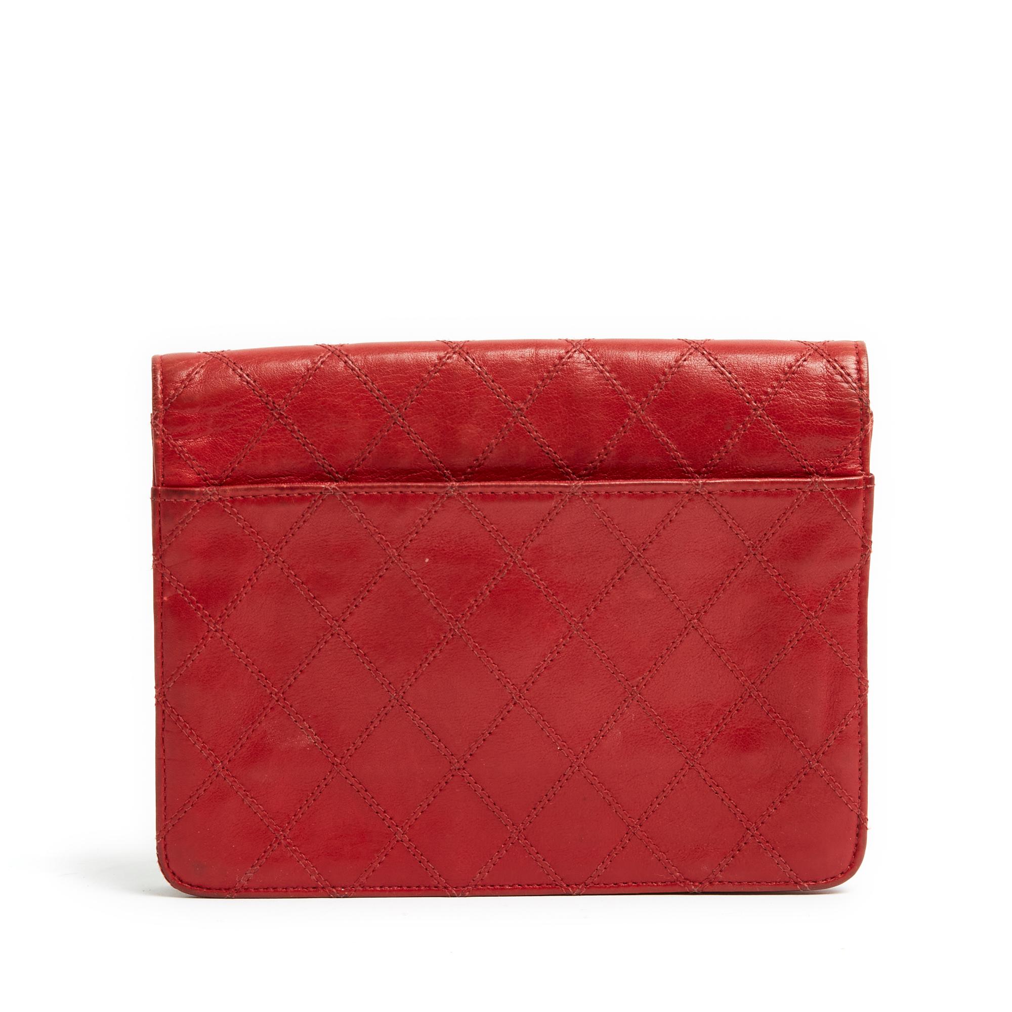 Circa 1990 Classique CC Red quilted Leather clutch  In Good Condition In PARIS, FR