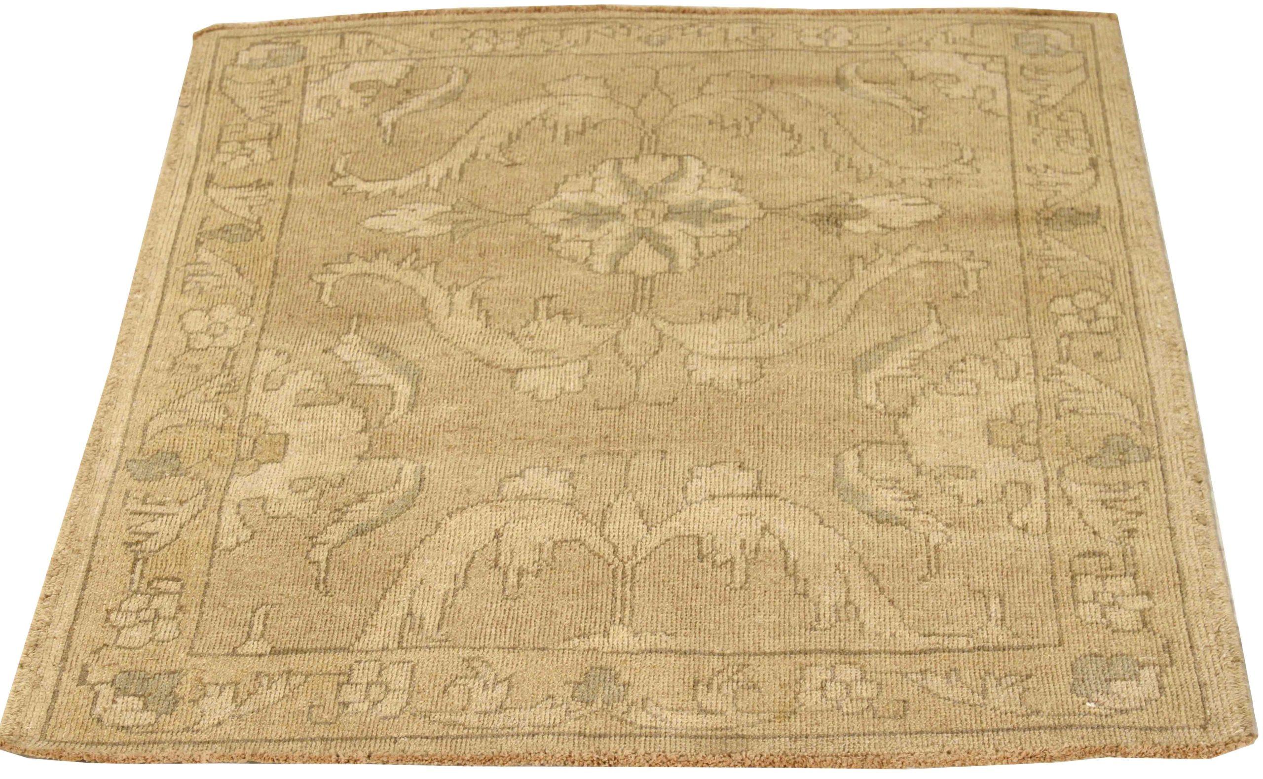 Entdecken Sie die Eleganz dieses einzigartigen Stücks, das um 1990 in wunderschöner Handwerkskunst gefertigt wurde. Dieses exklusive Design, das mit viel Liebe zum Detail entworfen wurde, ist perfekt, um Ihren Raum zu verschönern.