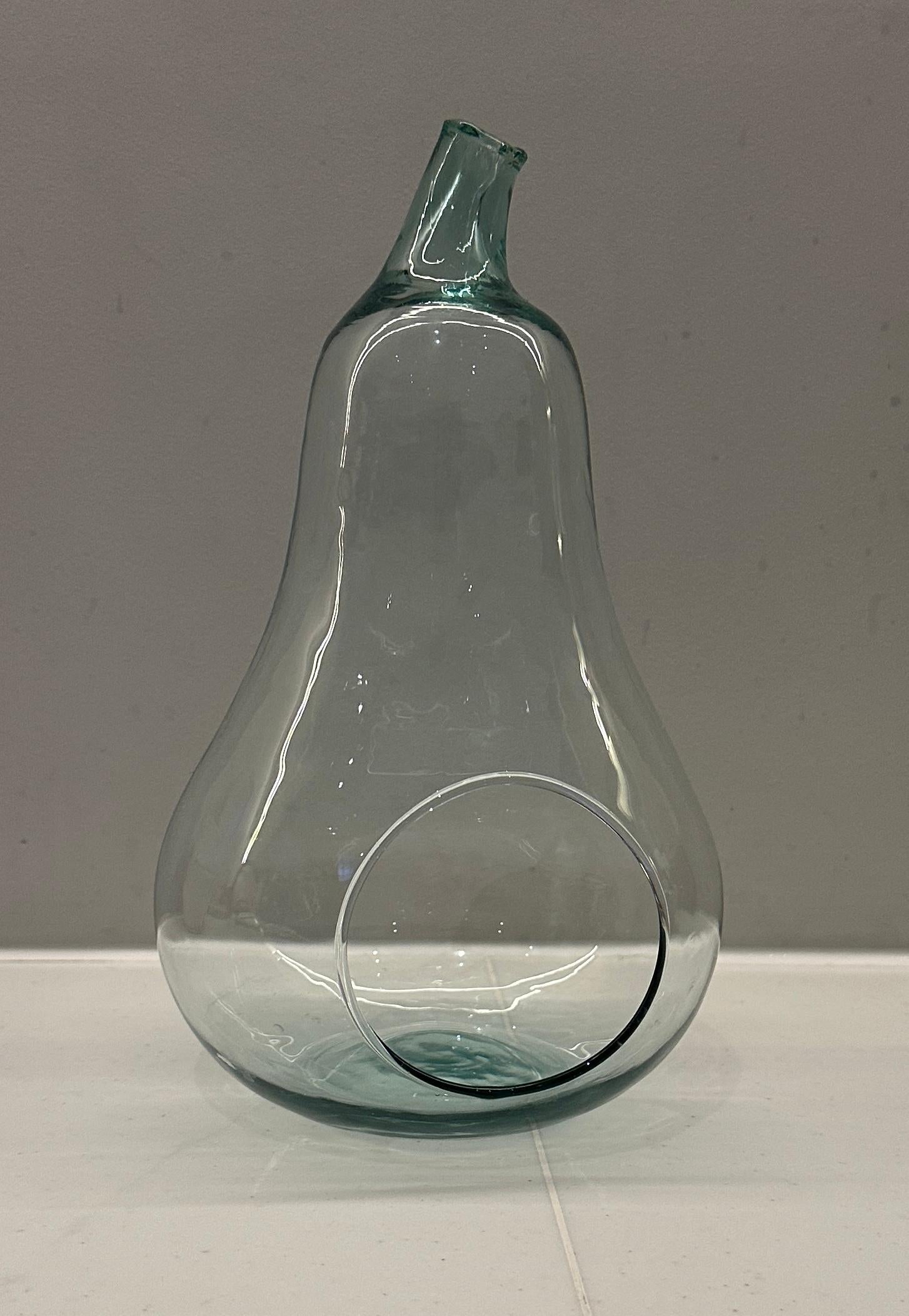 Circa 1990 petit verre clair avec un soupçon de vert pâle 
