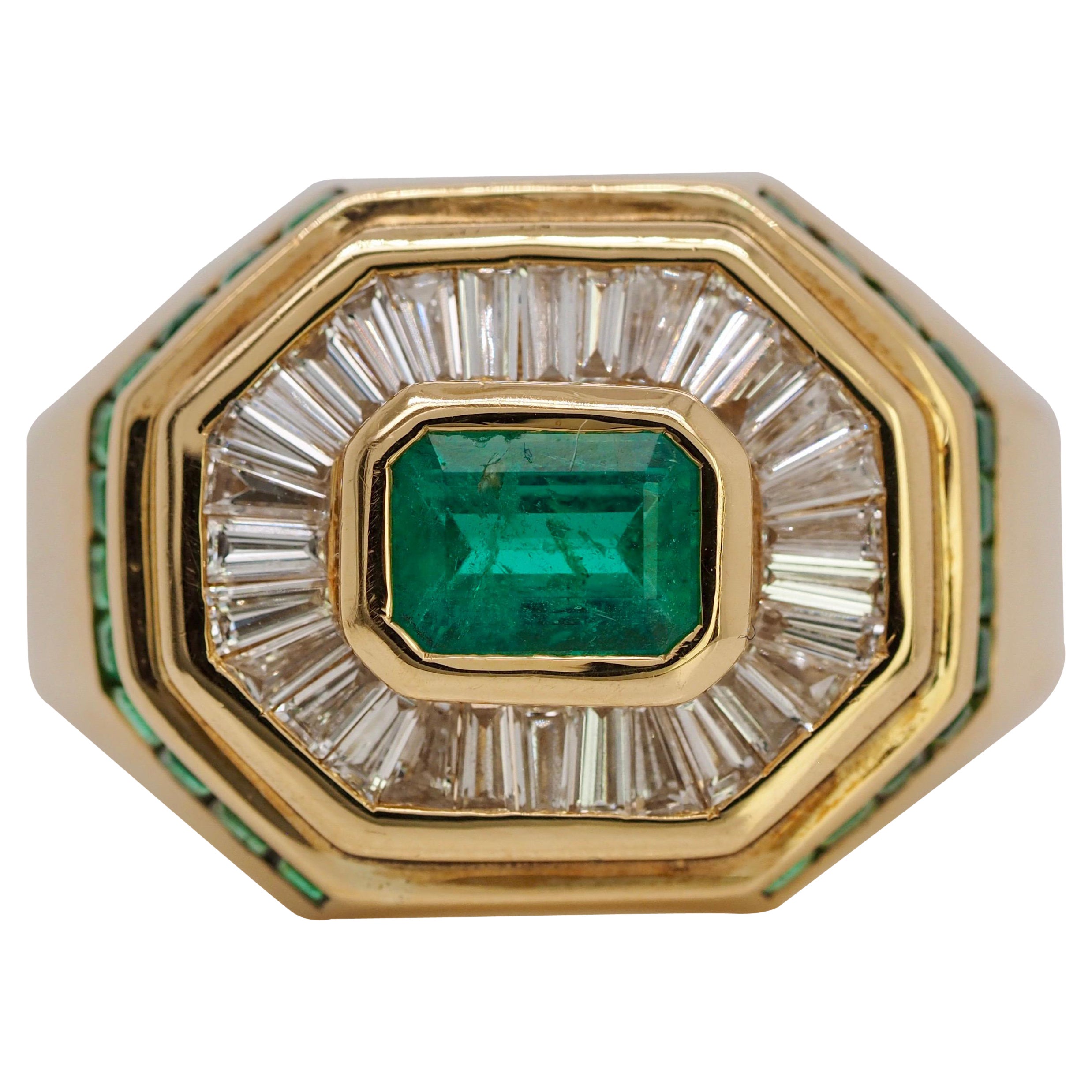 Circa 1990's Le Vian Ring Diamant und Smaragd Ring
Ein echtes Einzelstück, das ein perfektes Statement abgibt. Es ist ein großartiger Herrenring oder ein Damenring, der vor dem Versand ohne zusätzliche Kosten auf Ihre Fingergröße angepasst werden