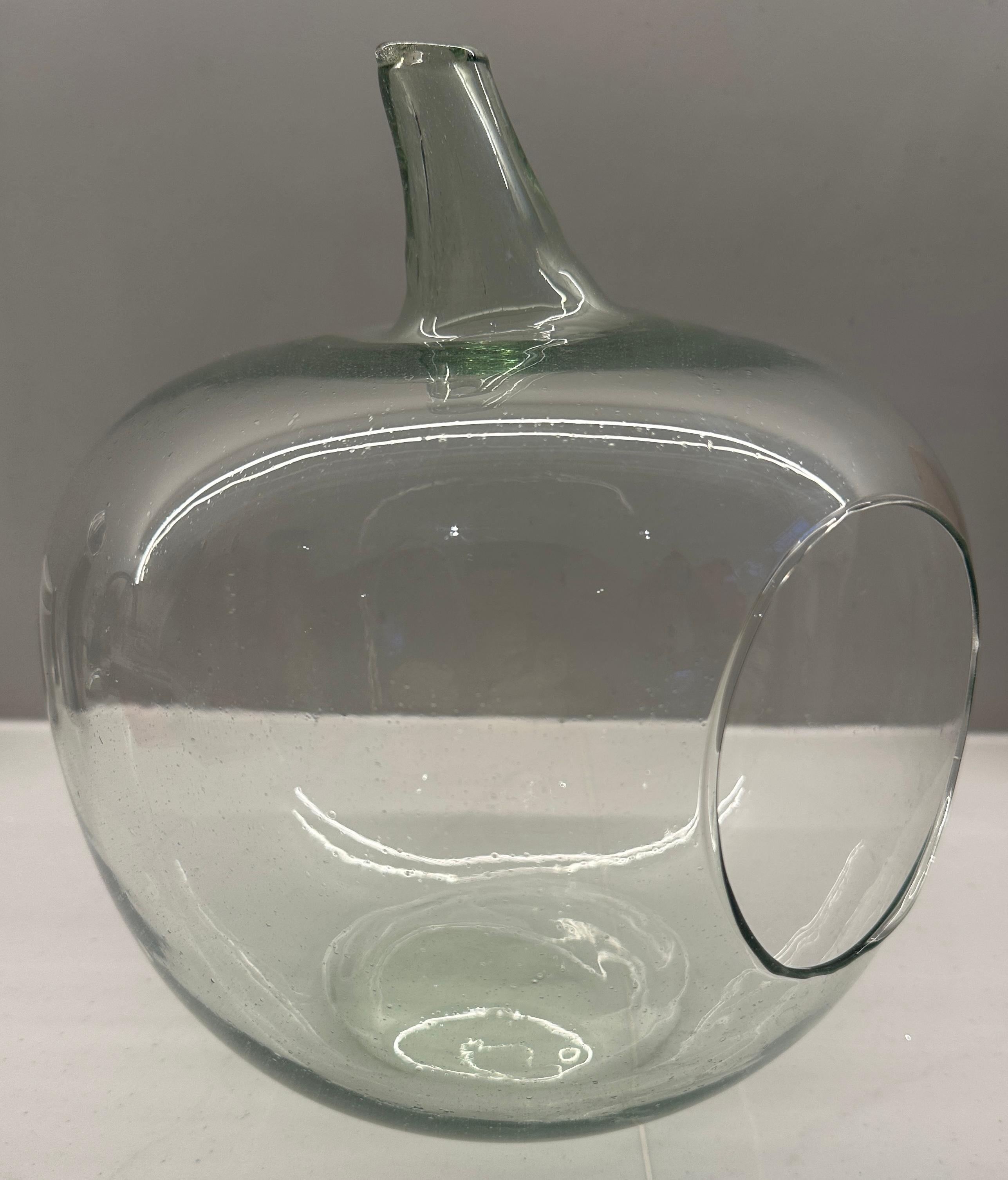 Circa 1990s gran cristal transparente con un toque de verde pálido 