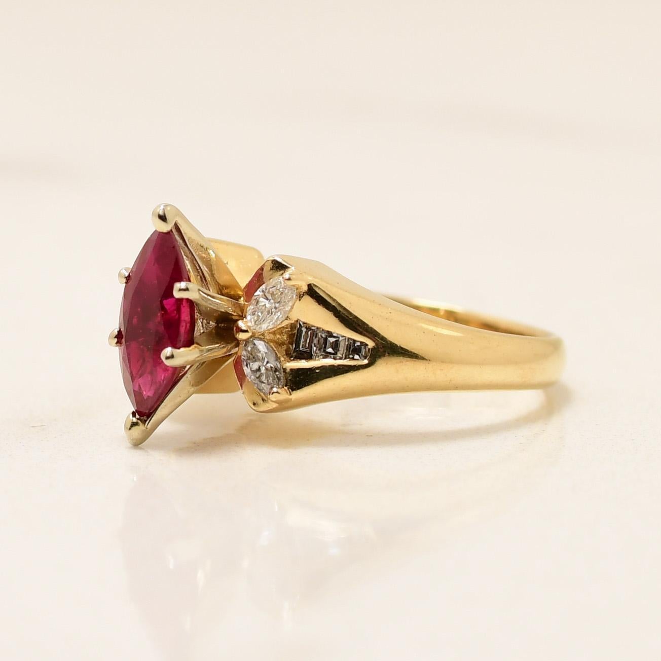 Der Pigeon's Blood Burma Ruby Marquise Cut Vintage Ring mit Diamant-Akzenten ist ein wahrhaft faszinierendes Schmuckstück, das fachmännisch aus 14 Karat Gelbgold gefertigt wurde. Dieser exquisite Ring verkörpert zeitlose Eleganz und Raffinesse und