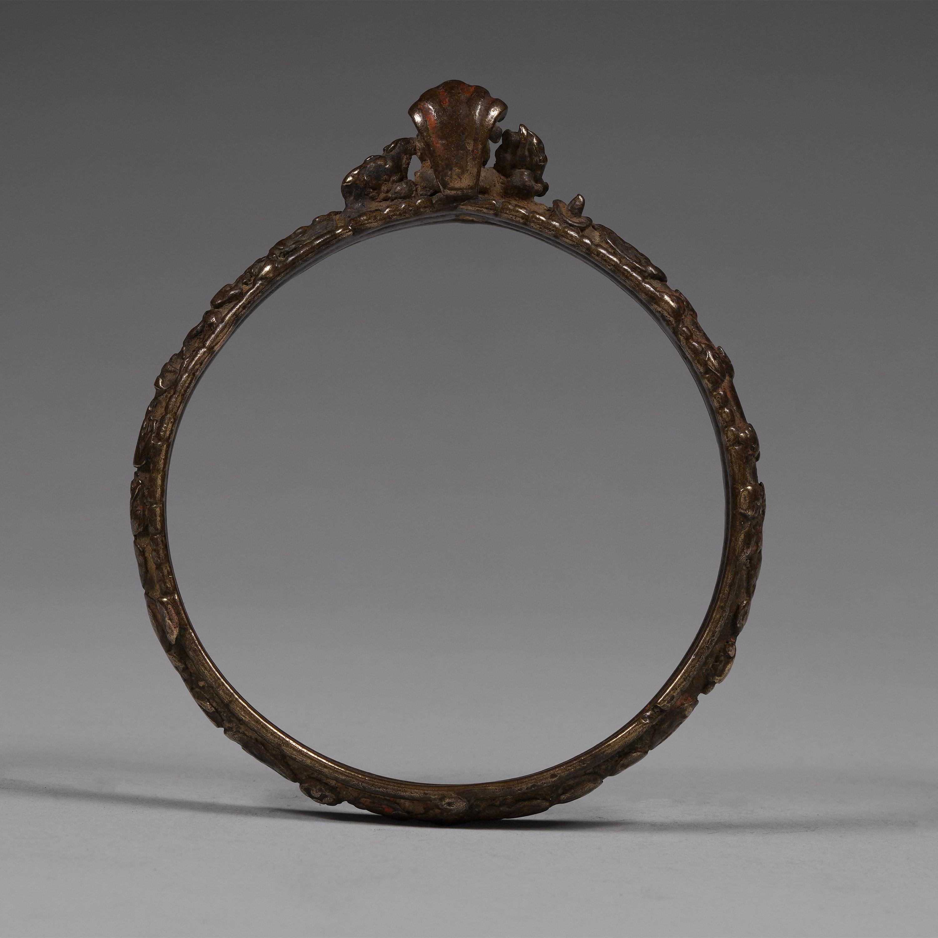 Bracciale in metallo misto del XIX secolo circa con cobra dall'India

Un insolito e potente braccialetto devozionale di Shiva, probabilmente indossato da un santo asceta dedicato al Signore Shiva. Avendo connotazioni alchemiche e astrologiche, è