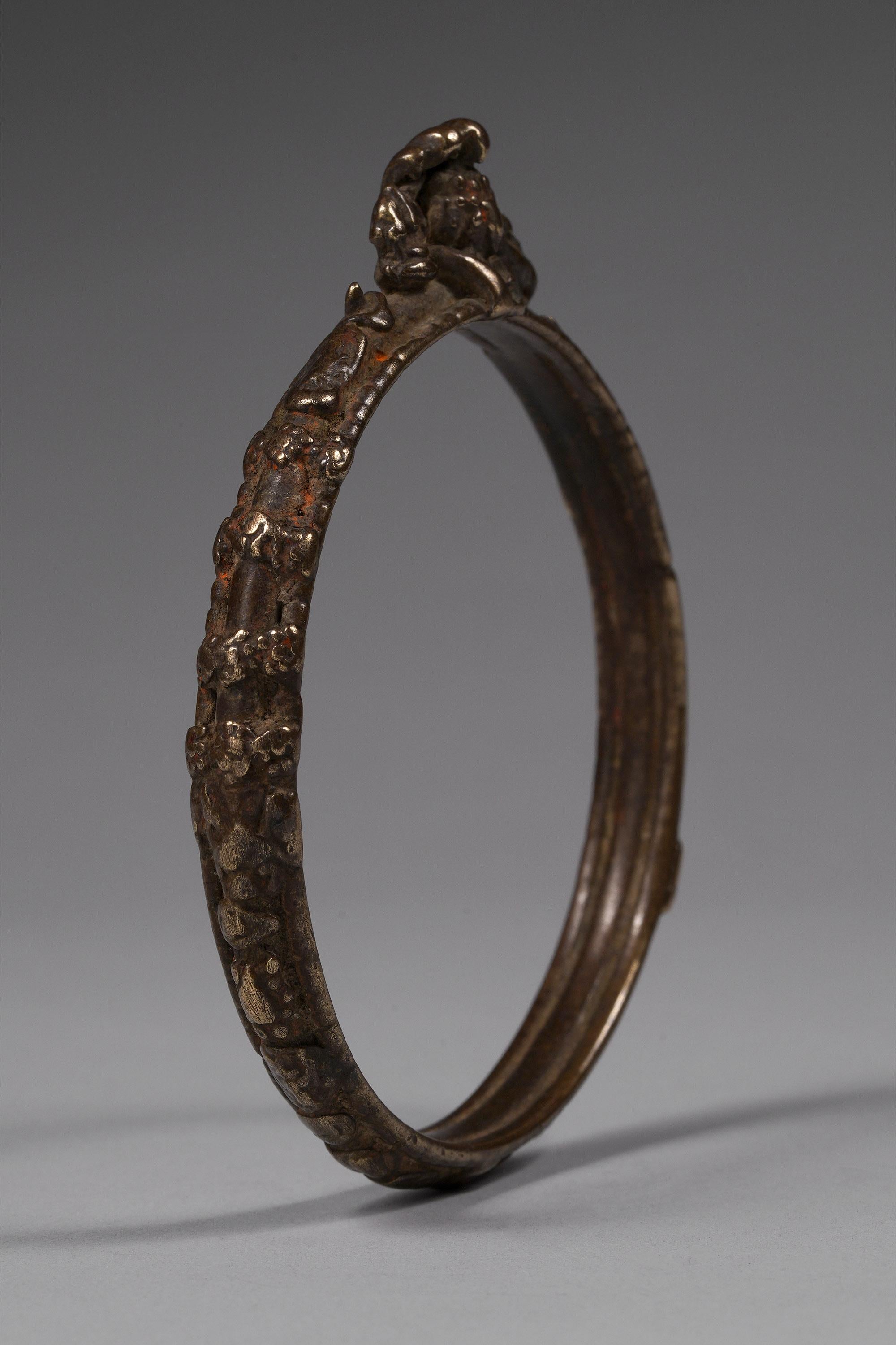 Artigiano Bracciale in metallo misto del XIX secolo circa con cobra dall'India in vendita
