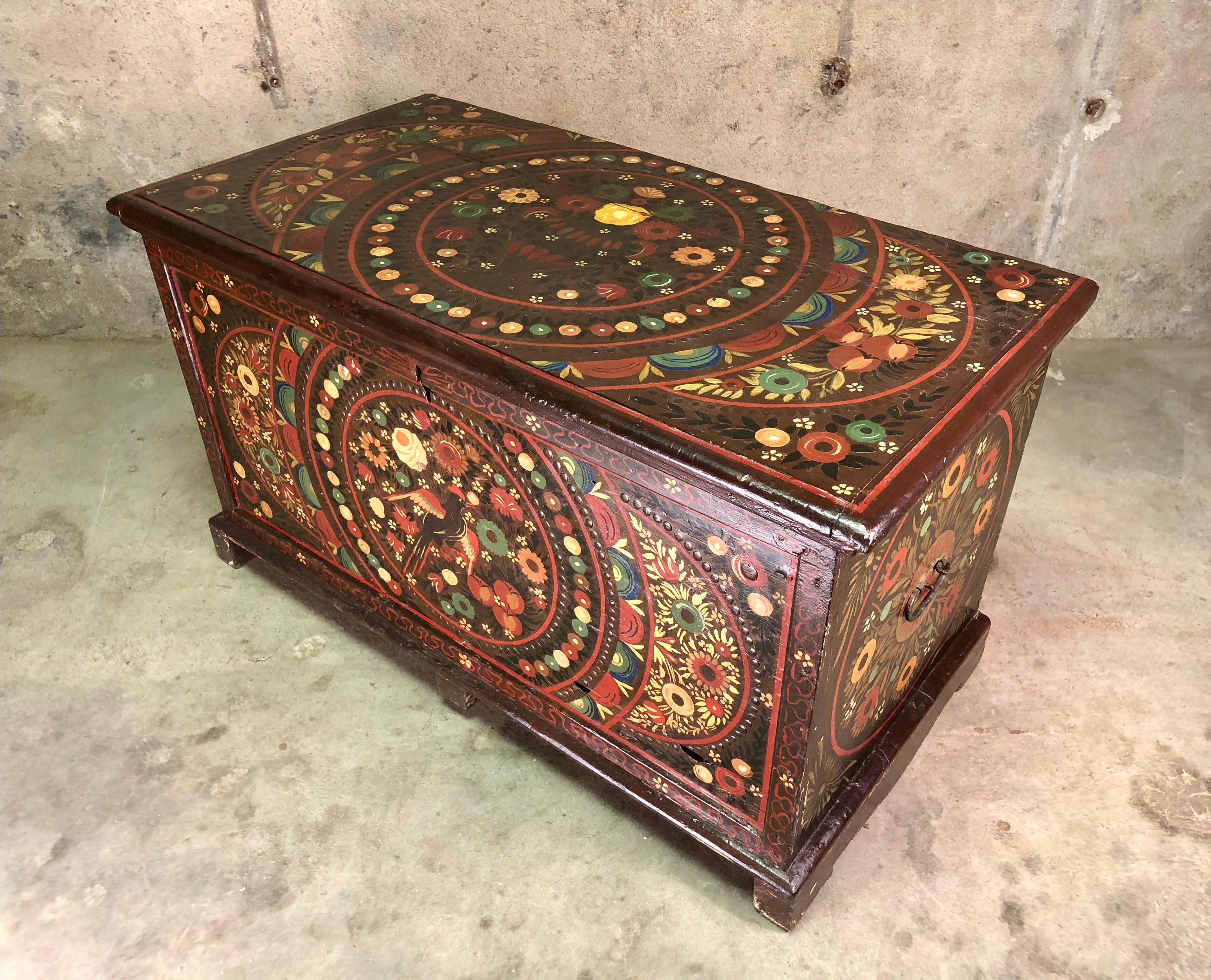 Circa 19th Century Painted Marriage Chest In Fair Condition In CHINON, FR