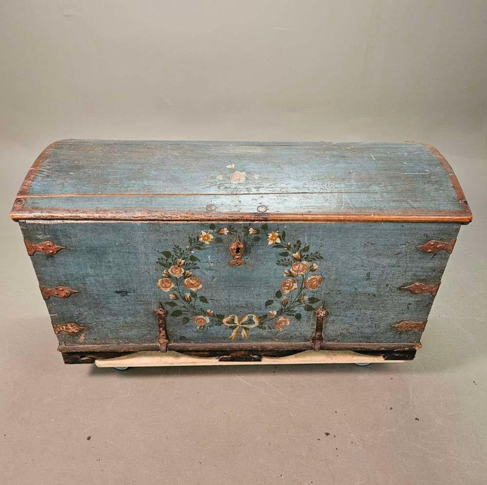 Circa 19th century Swedish painted blue folk style decorated marriage chest 3