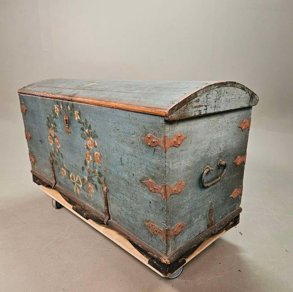 Circa 19th century Swedish painted blue folk style decorated marriage chest 4