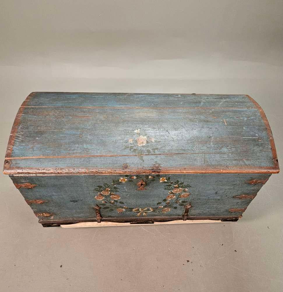 Circa 19th century Swedish painted blue folk style decorated marriage chest 5