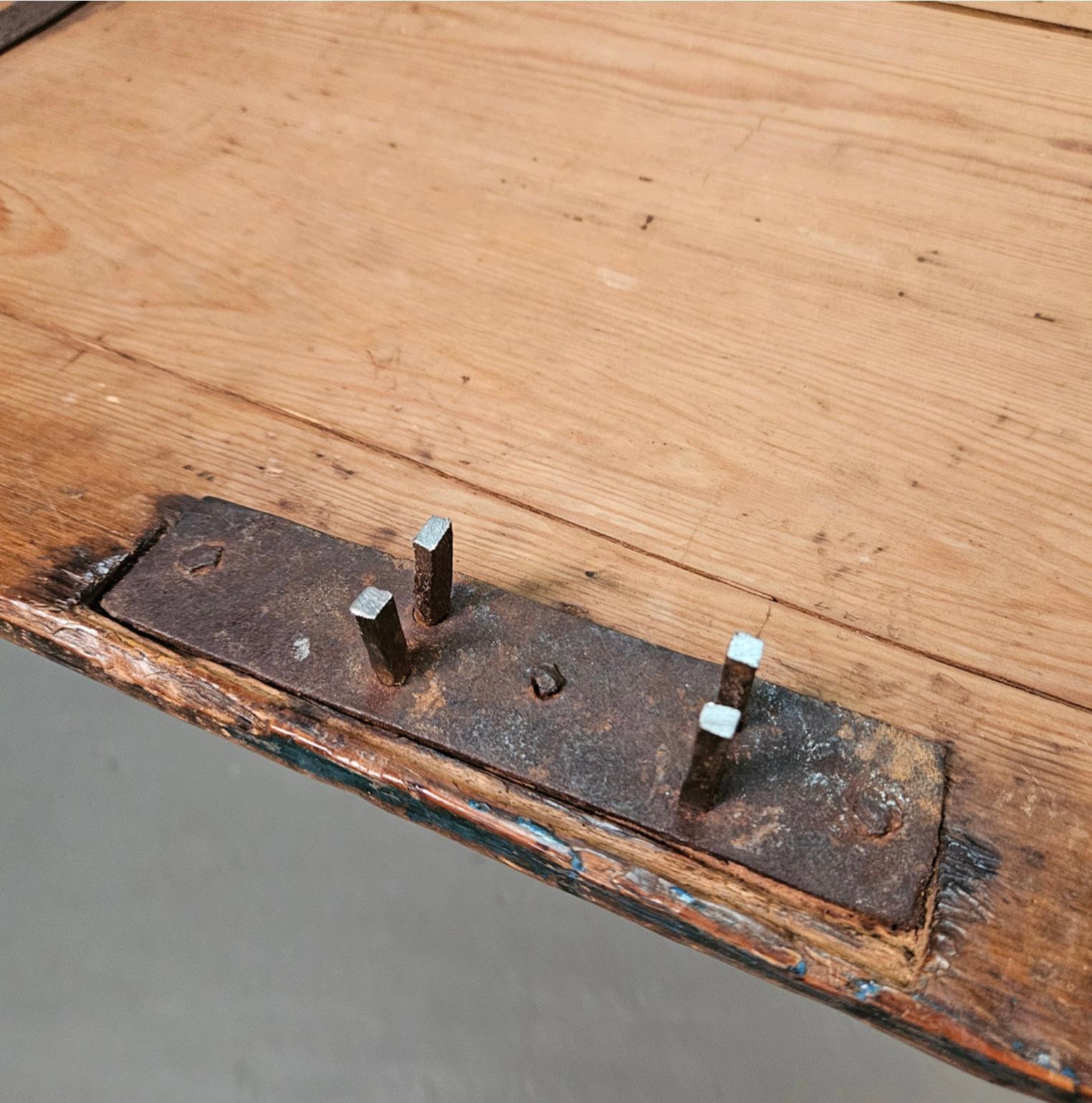 A well proportioned circa 19th century hand painted Swedish marriage chest.In the original mid-blue paint it is decorated in typical Swedish folk style with a decorated wreath and flowers.
It is a substantial size with a curved top iron strapping