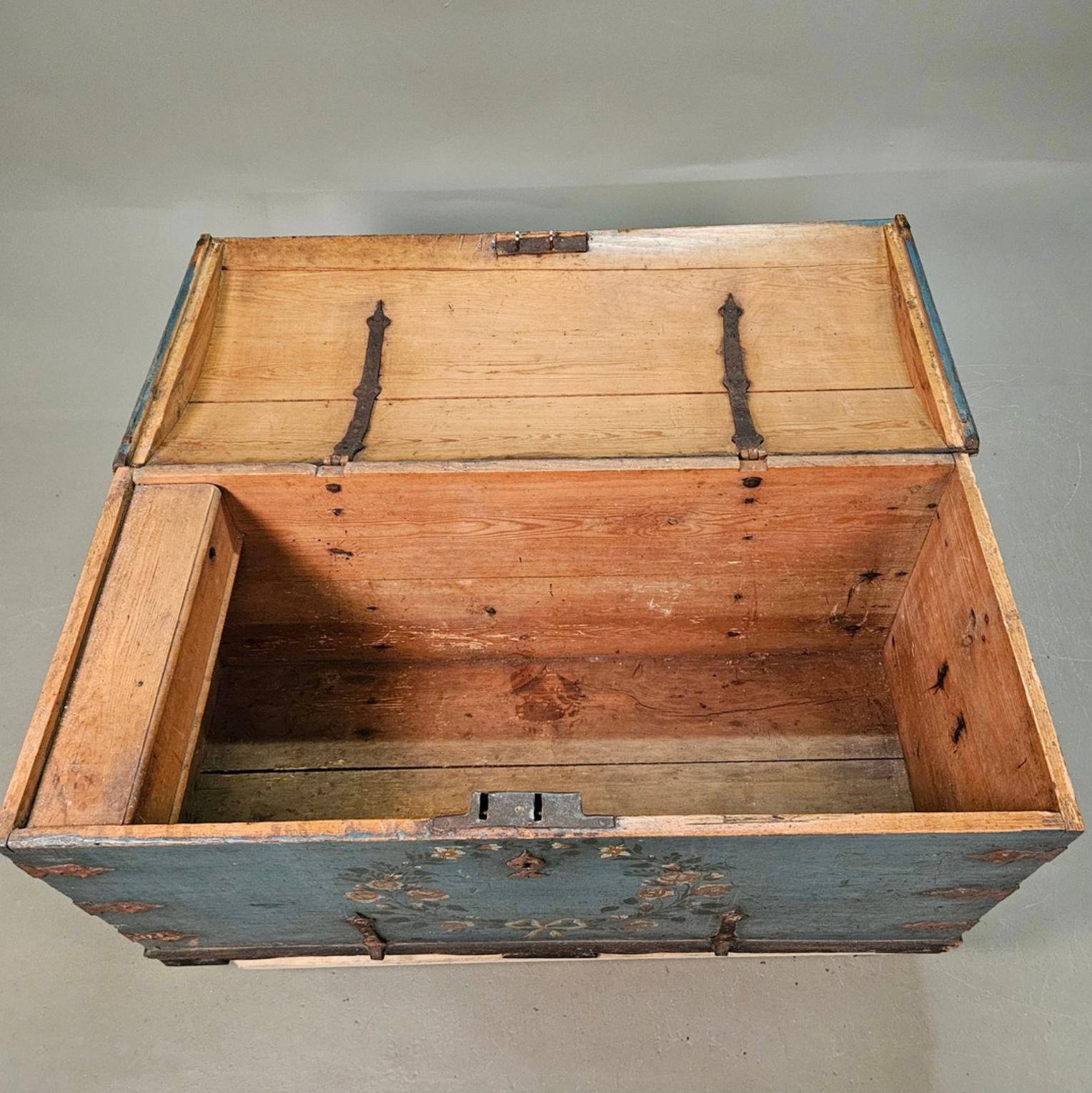 Circa 19th century Swedish painted blue folk style decorated marriage chest In Good Condition In London, GB