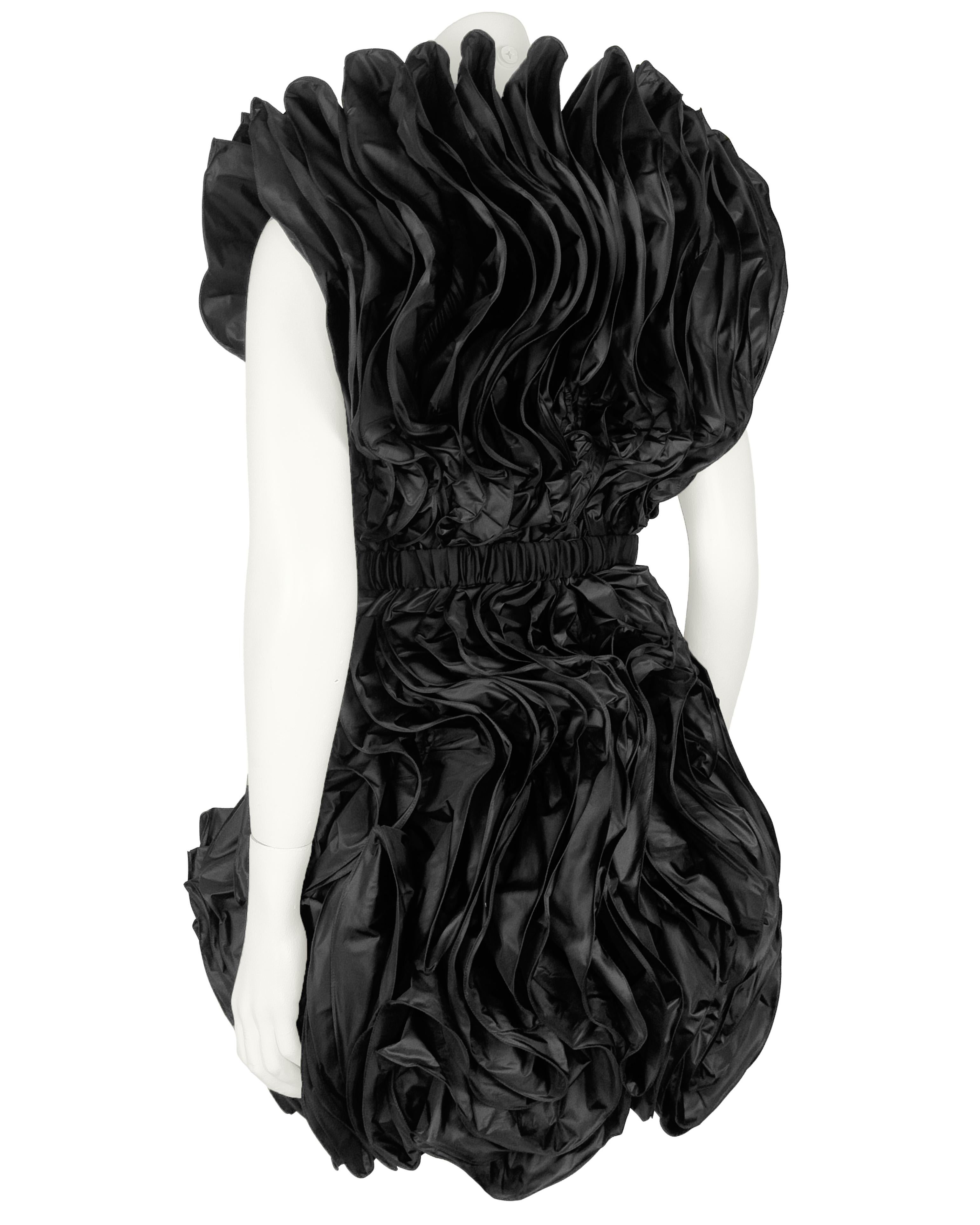 Nero CIRCA 2000 Valentino Abito 3-D in seta nera con zip frontale in vendita