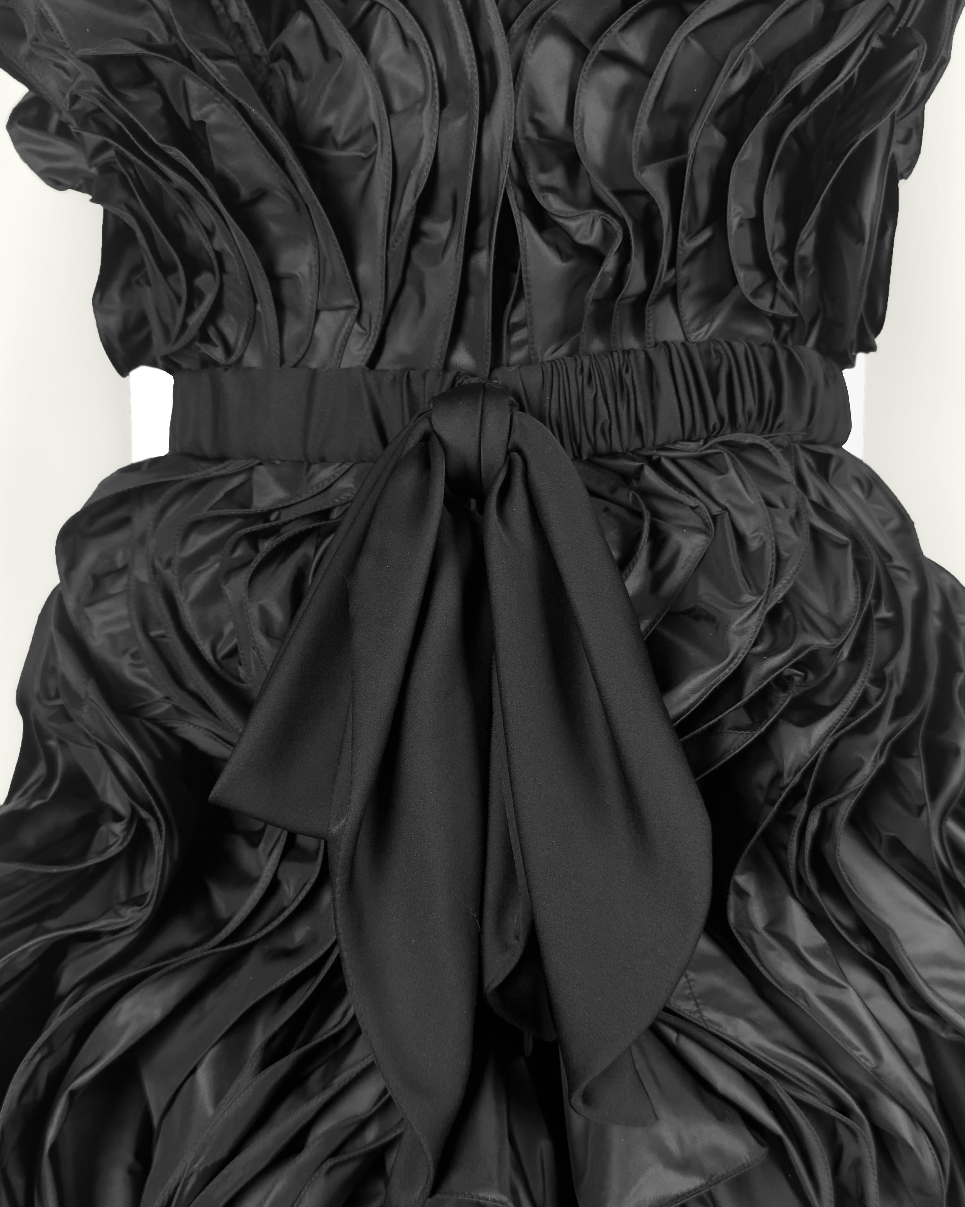 CIRCA 2000 Valentino Abito 3-D in seta nera con zip frontale In condizioni buone in vendita a Toronto, Ontario