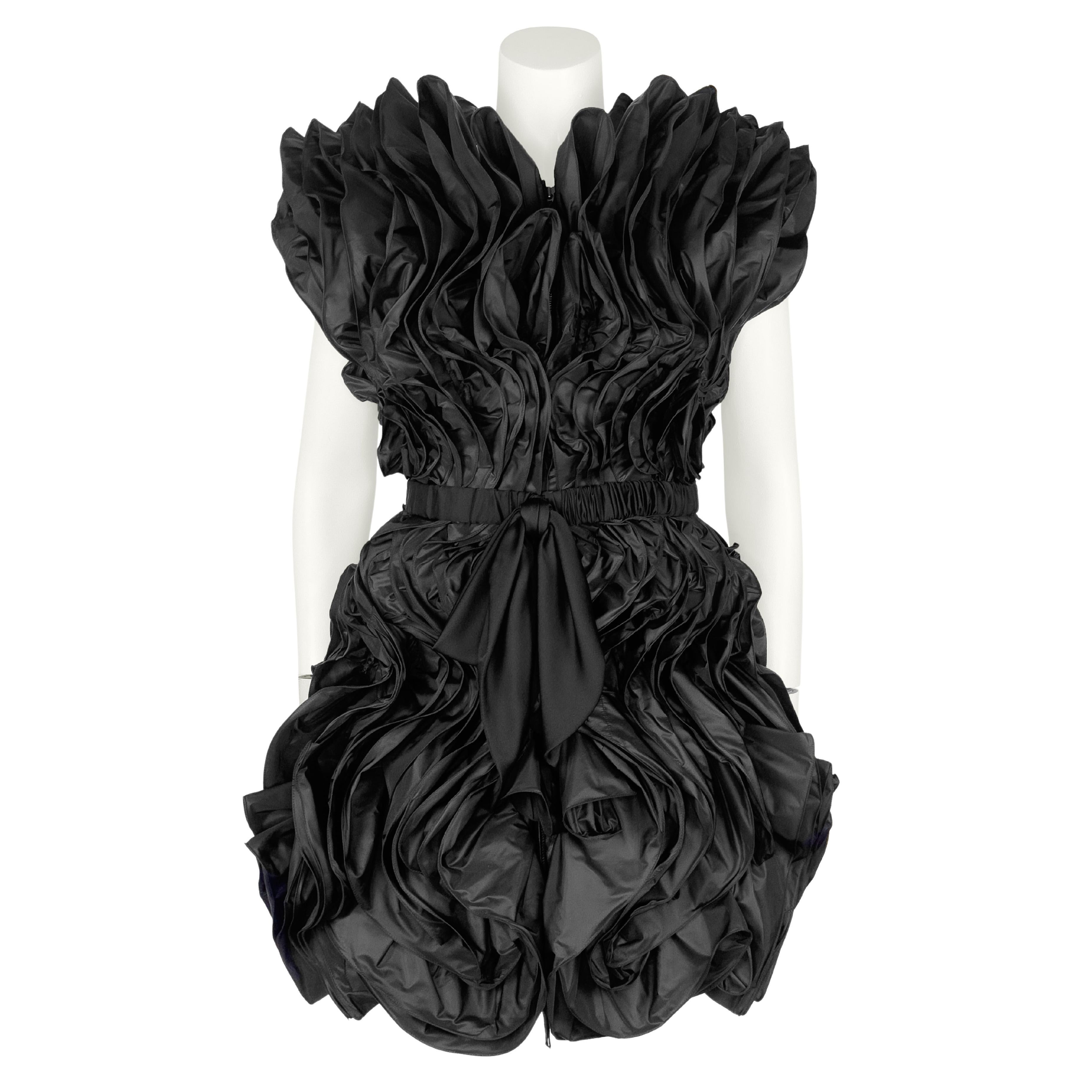 CIRCA 2000 Valentino Abito 3-D in seta nera con zip frontale in vendita