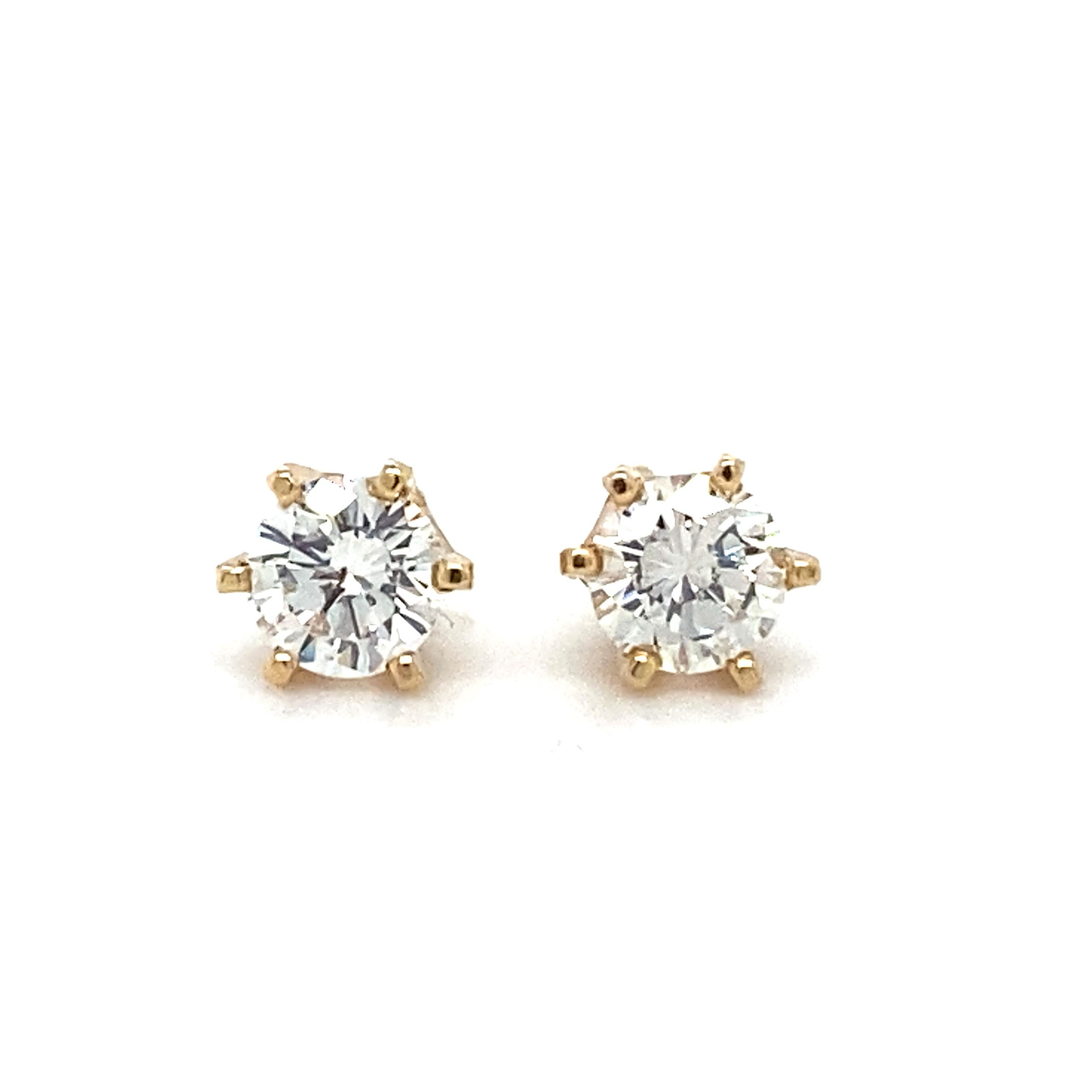 0.67 Carat Total Round Diamond Stud Earrings in 14 Karat Gold, circa 2000s In Excellent Condition For Sale In Atlanta, GA