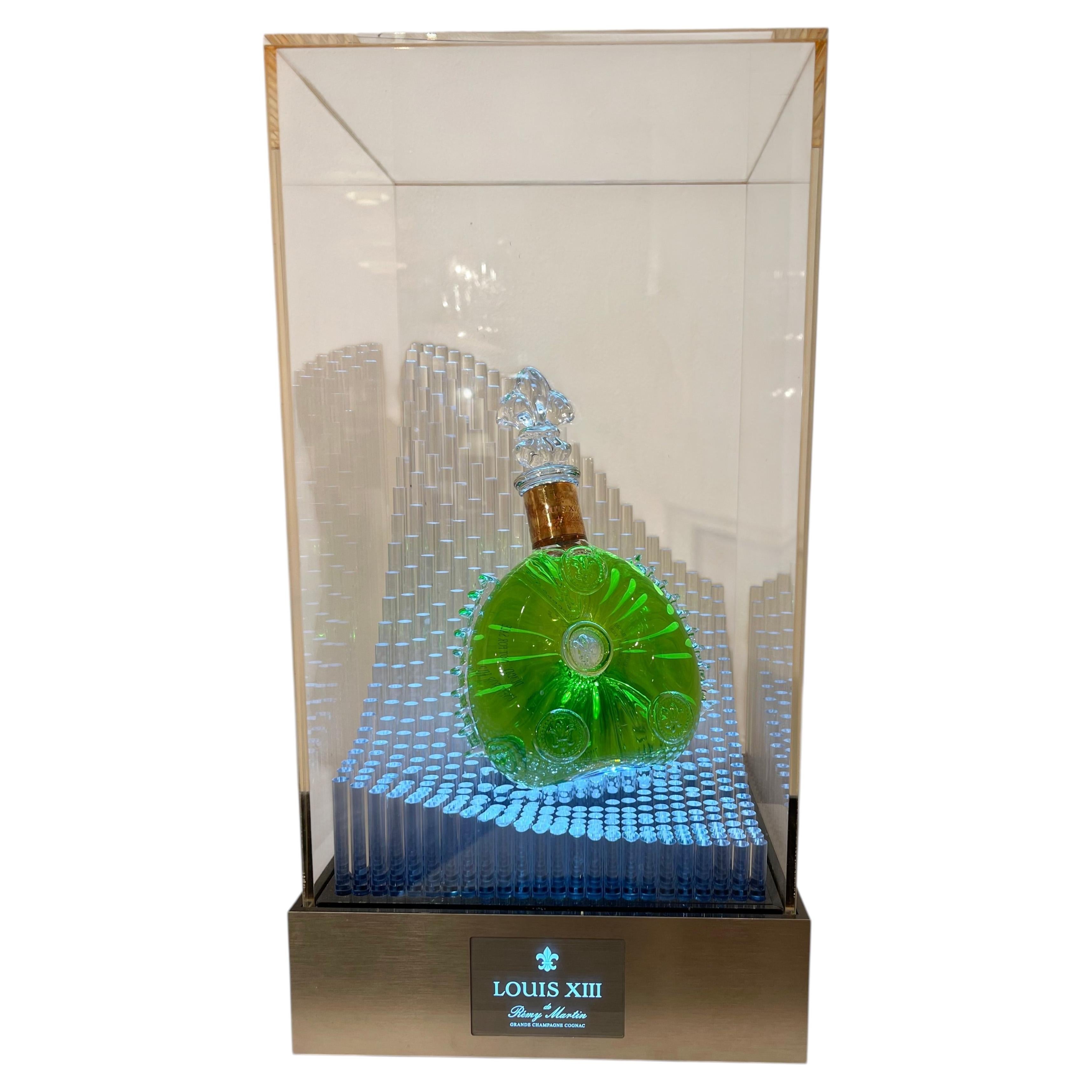 Vitrina y botella Remy Martin Louis XIII de la década de 2000 (ficticia) en venta