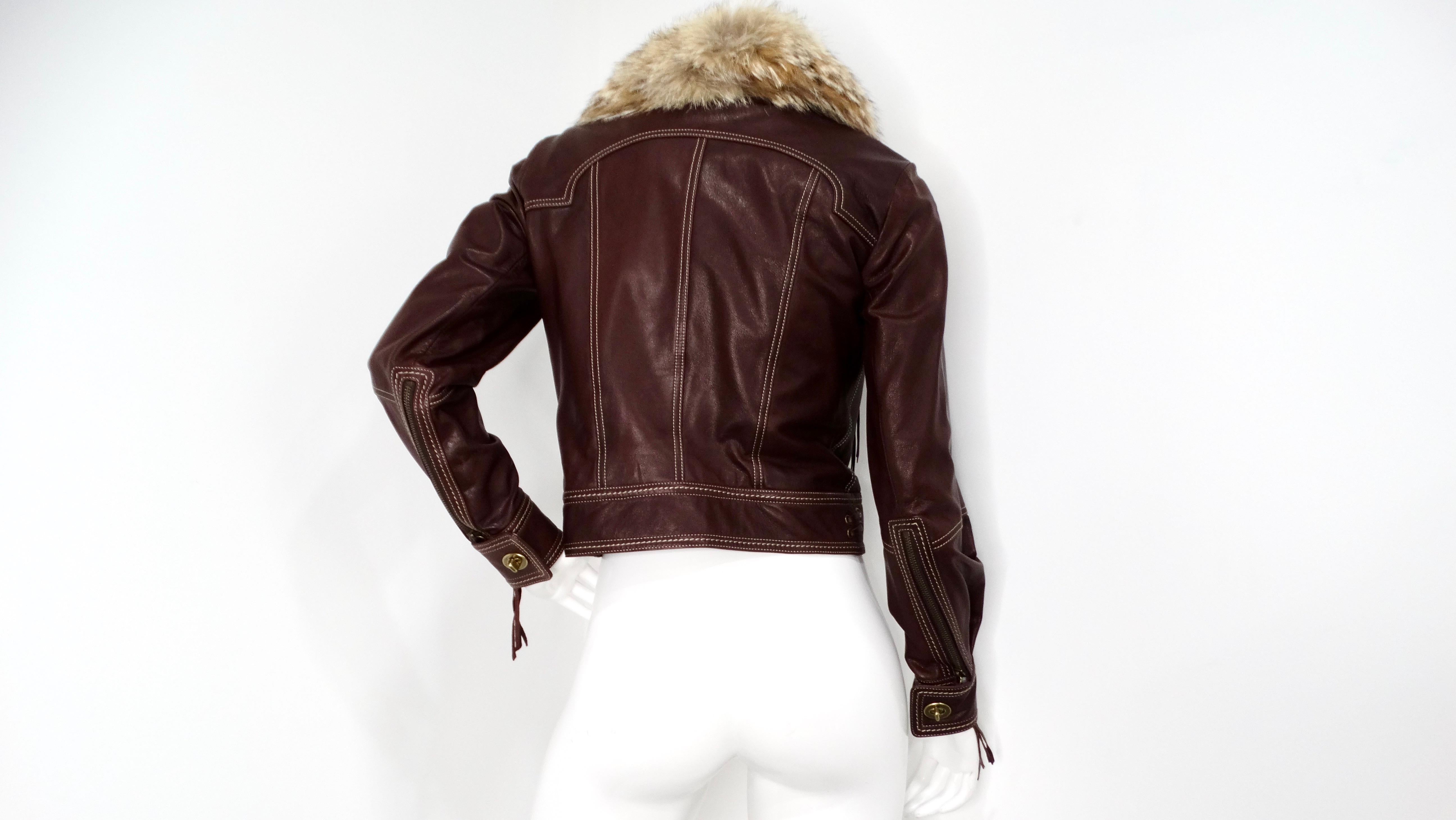 La veste de moto Coach CIRCA 2006 en cuir d'agneau marron et fourrure de coyote est un mélange saisissant de luxe et d'esthétique robuste. Fabriquée en cuir d'agneau souple, cette veste présente un ton riche et profond de marron qui exsude la