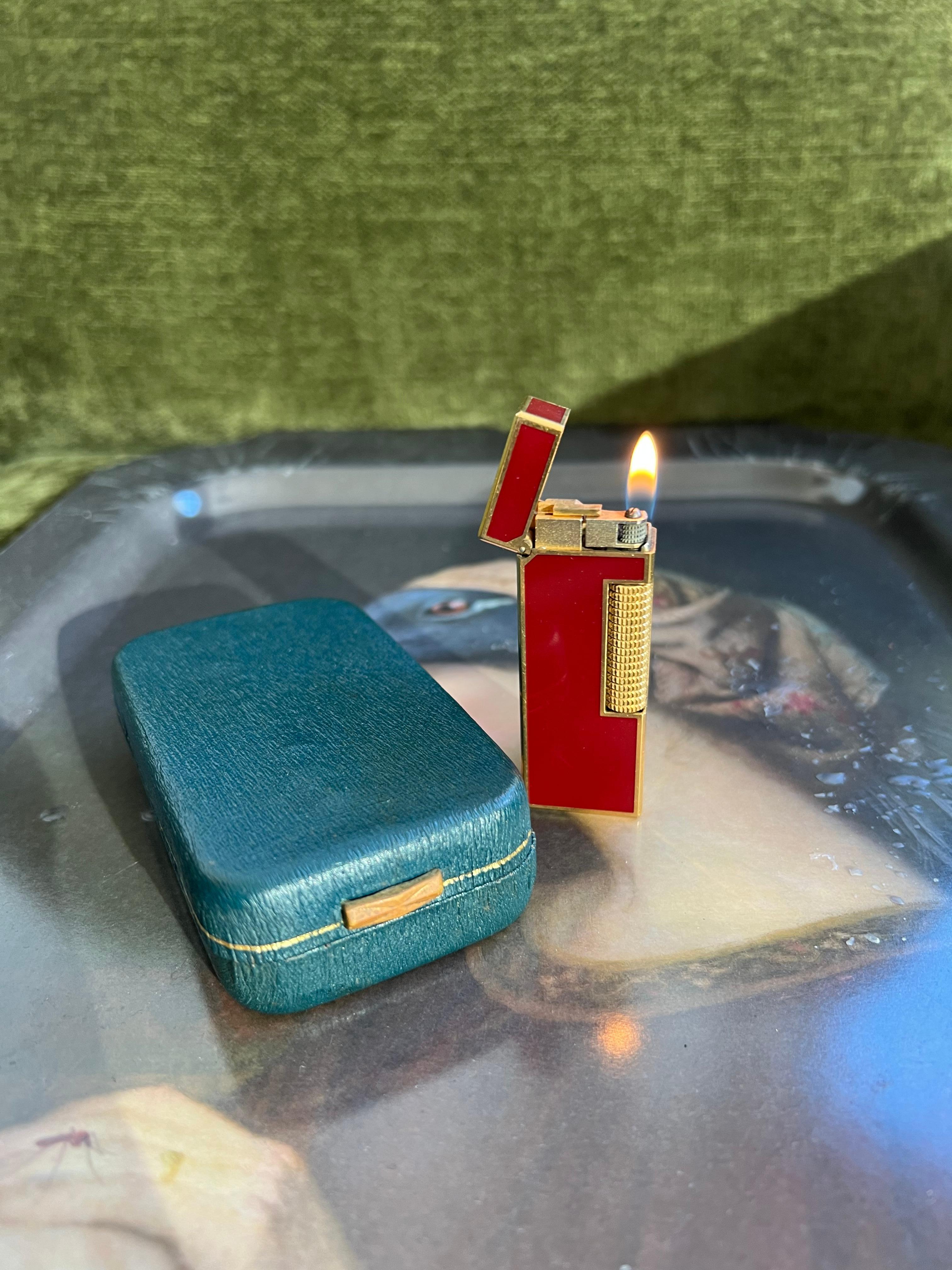 Circa 80s Iconic Rare Vintage Dunhill Gold-Plated & Red Lacquer Swiss, Lighter In Excellent Condition For Sale In New York, NY