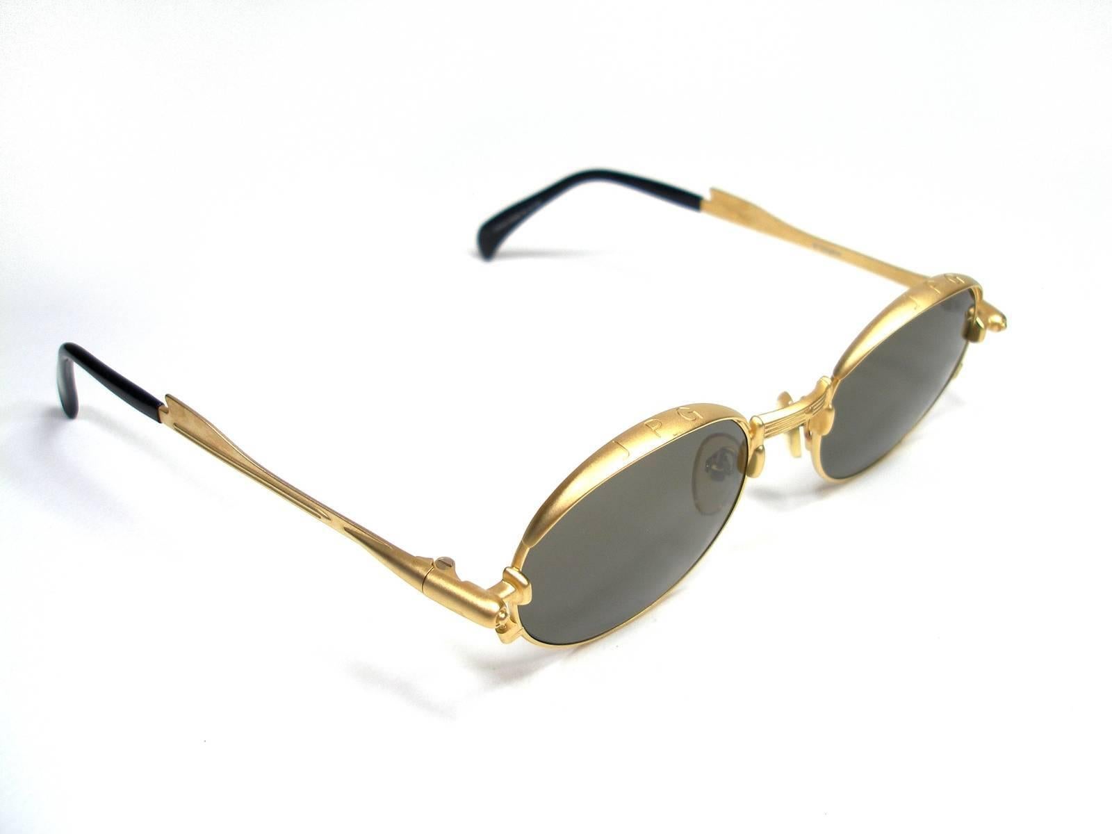 COLLECTIBLE ITEM ! 
Jean Paul Gaultier by Murai
Made in Japan
Circa 1990s
Model : 56-4175
Frame métal Gold 
Lens : Original JPG Lenes-Organic CR39
its comes with JPG case
Please look at the picture for measurements
Please note for this vintage item