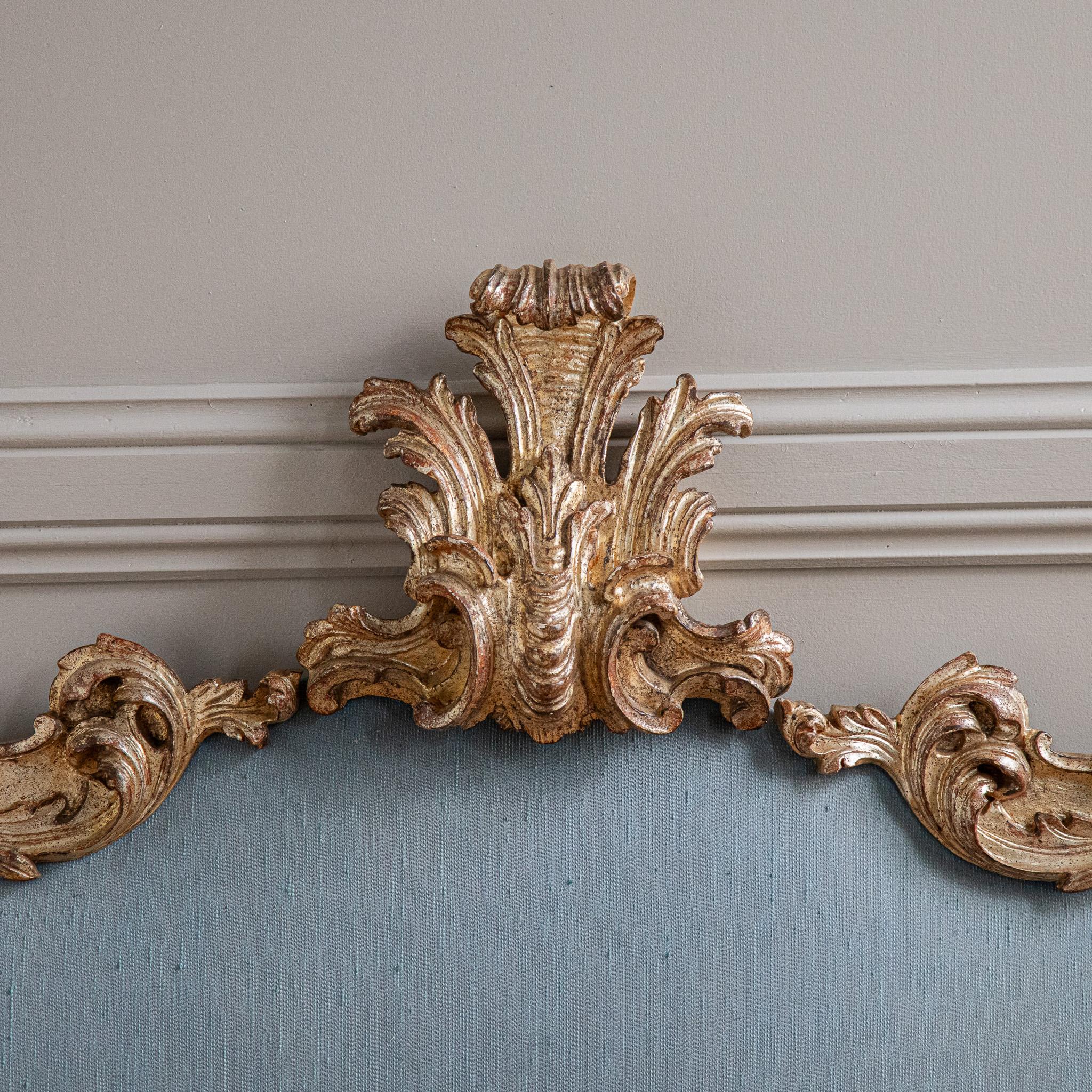Louis XV Grande tête de lit italienne de style rococo en bois doré du début des années 1900 en vente