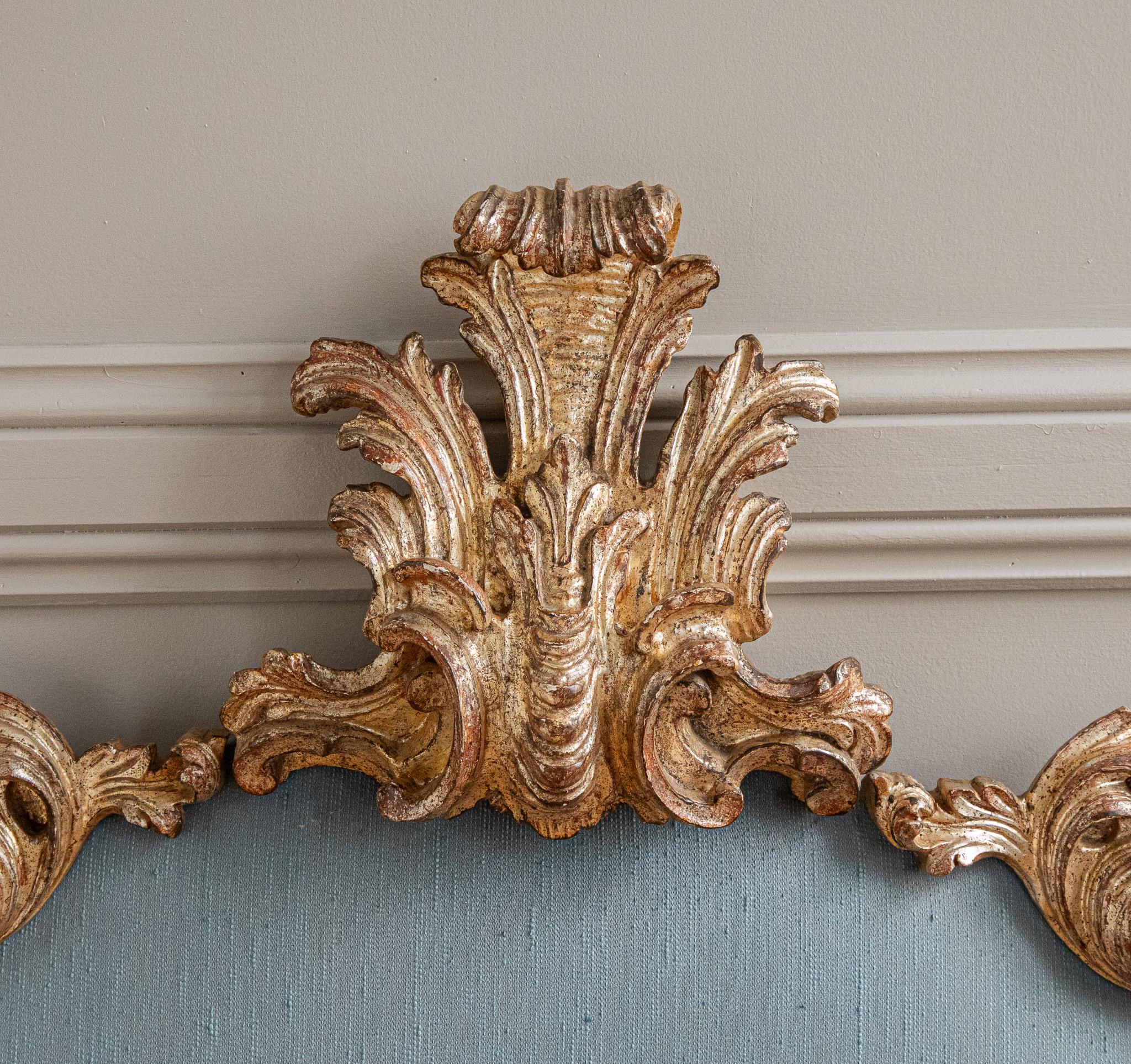 Sculpté à la main Grande tête de lit italienne de style rococo en bois doré du début des années 1900 en vente