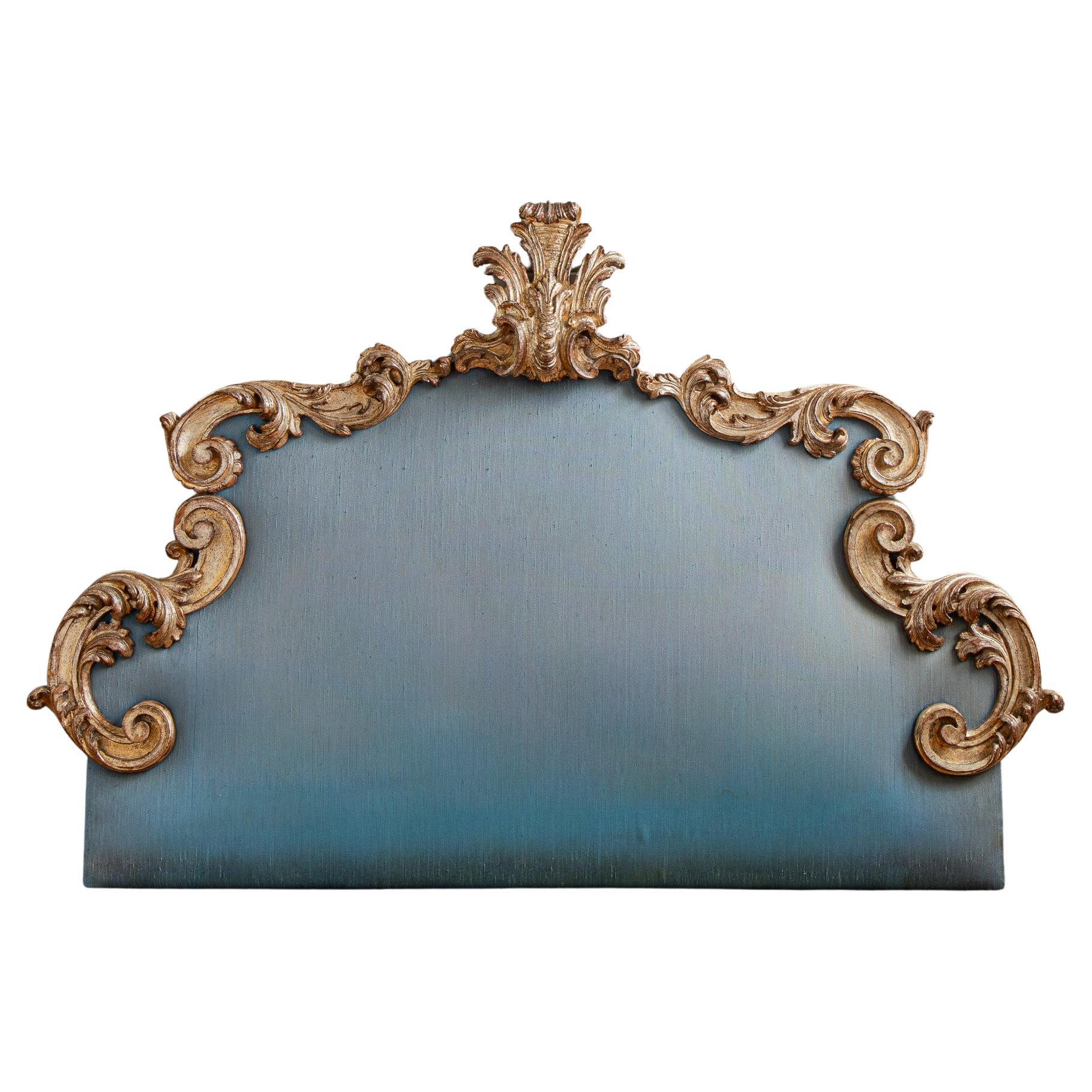 Cabecero grande de madera dorada de estilo rococó italiano de principios de 1900