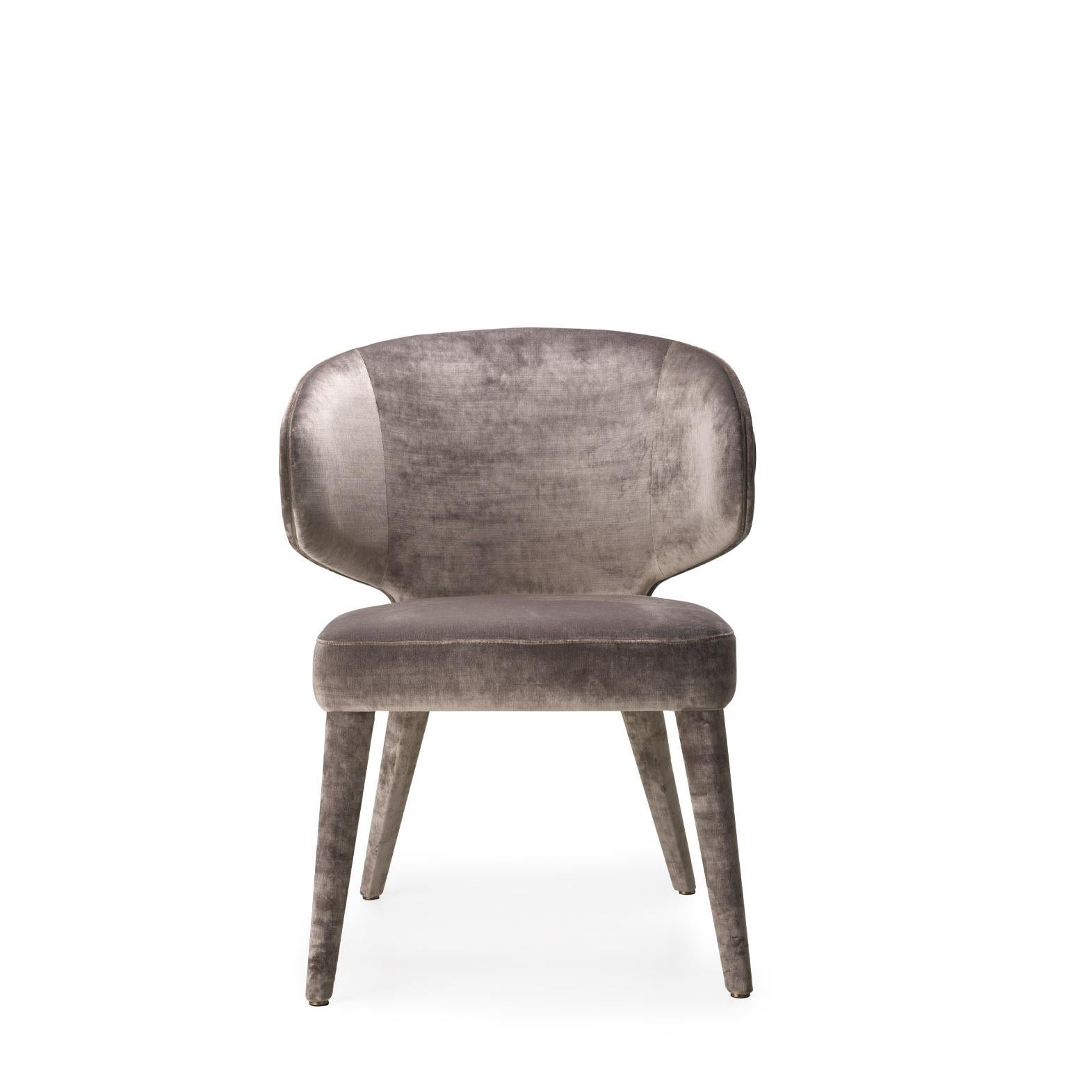 Expression des valeurs de l'artisanat de maître, notre chaise Circe est un mélange unique de matériaux bruts prisés et de détails réfléchis. Caractérisé par des volumes souples, Circe est doté d'un dossier enveloppant qui accueille et protège tout