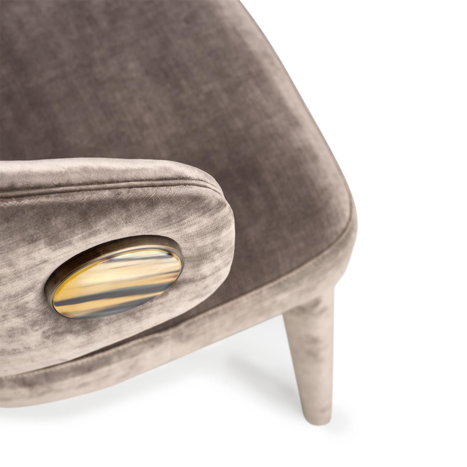 Circe-Stuhl aus Diso-Samt mit Details in Corno Italiano, Mod. 4433CB (Handgefertigt) im Angebot