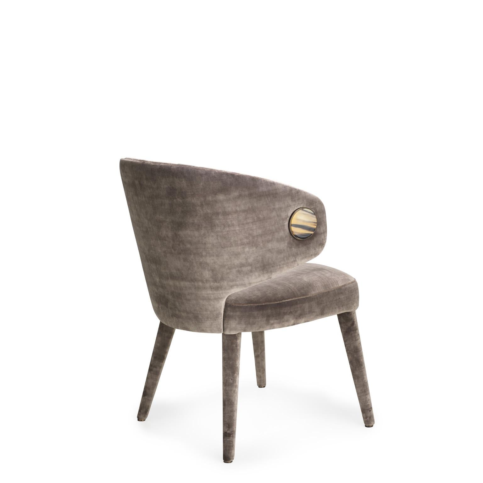 Circe-Stuhl aus Diso-Samt mit Details in Corno Italiano, Mod. 4433CB (21. Jahrhundert und zeitgenössisch) im Angebot