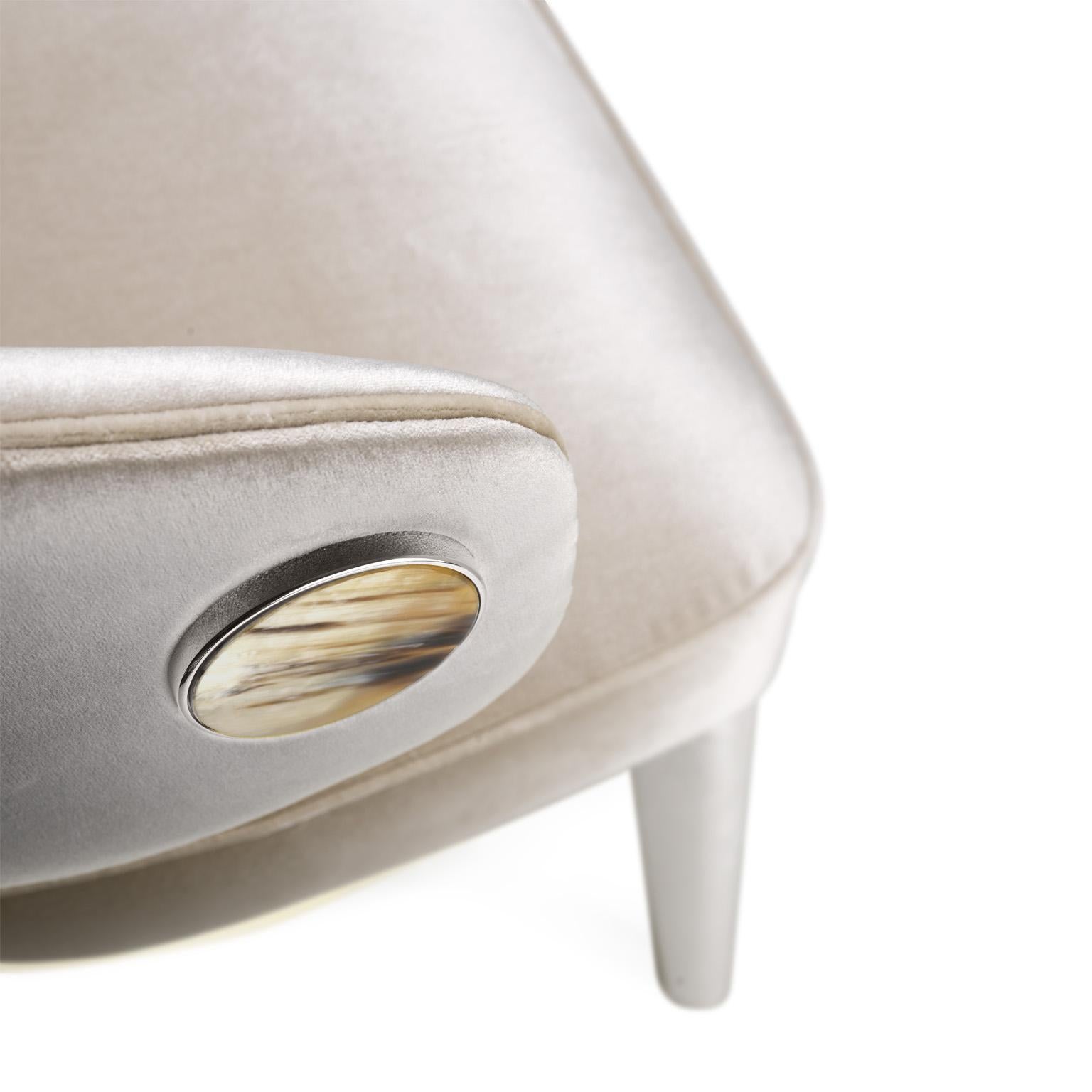 Circe Chair in Splendido Perla Velvet with Detail in Corno Italiano, Mod. 4433AC In New Condition For Sale In Recanati, Macerata